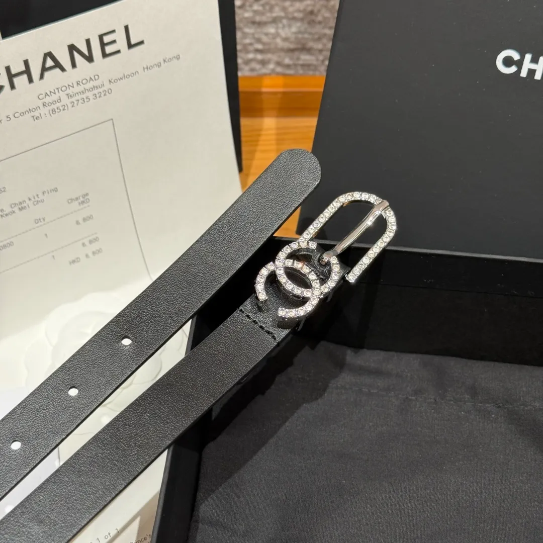 💰460💰Full package💰 💍Purchase grade Chanel ⚡️🌹Double C belt This double-sided cowhide leather, with crystal buckle, tied around the waist to express temperament and taste⚡️🌹U-shaped buckle with Swarovski double C logo, even though it is a spring and summer show style, it is still beautiful in winter, the shiny diamond jewelry is very versatile, it can be matched with jeans or skirts. Width: 20mm