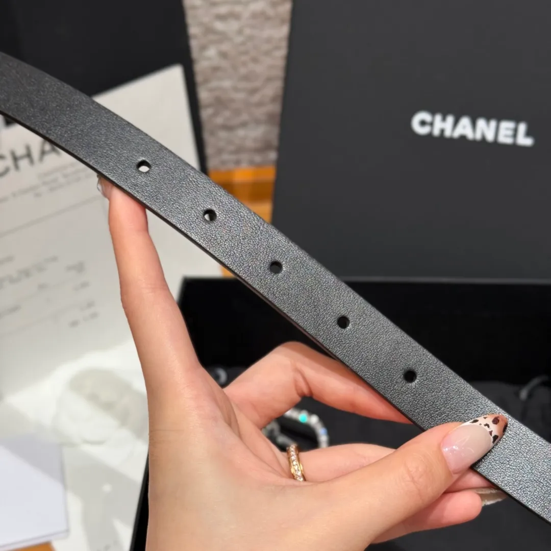 💰460💰Full package💰 💍Purchase grade Chanel ⚡️🌹Double C belt This double-sided cowhide leather, with crystal buckle, tied around the waist to express temperament and taste⚡️🌹U-shaped buckle with Swarovski double C logo, even though it is a spring and summer show style, it is still beautiful in winter, the shiny diamond jewelry is very versatile, it can be matched with jeans or skirts. Width: 20mm
