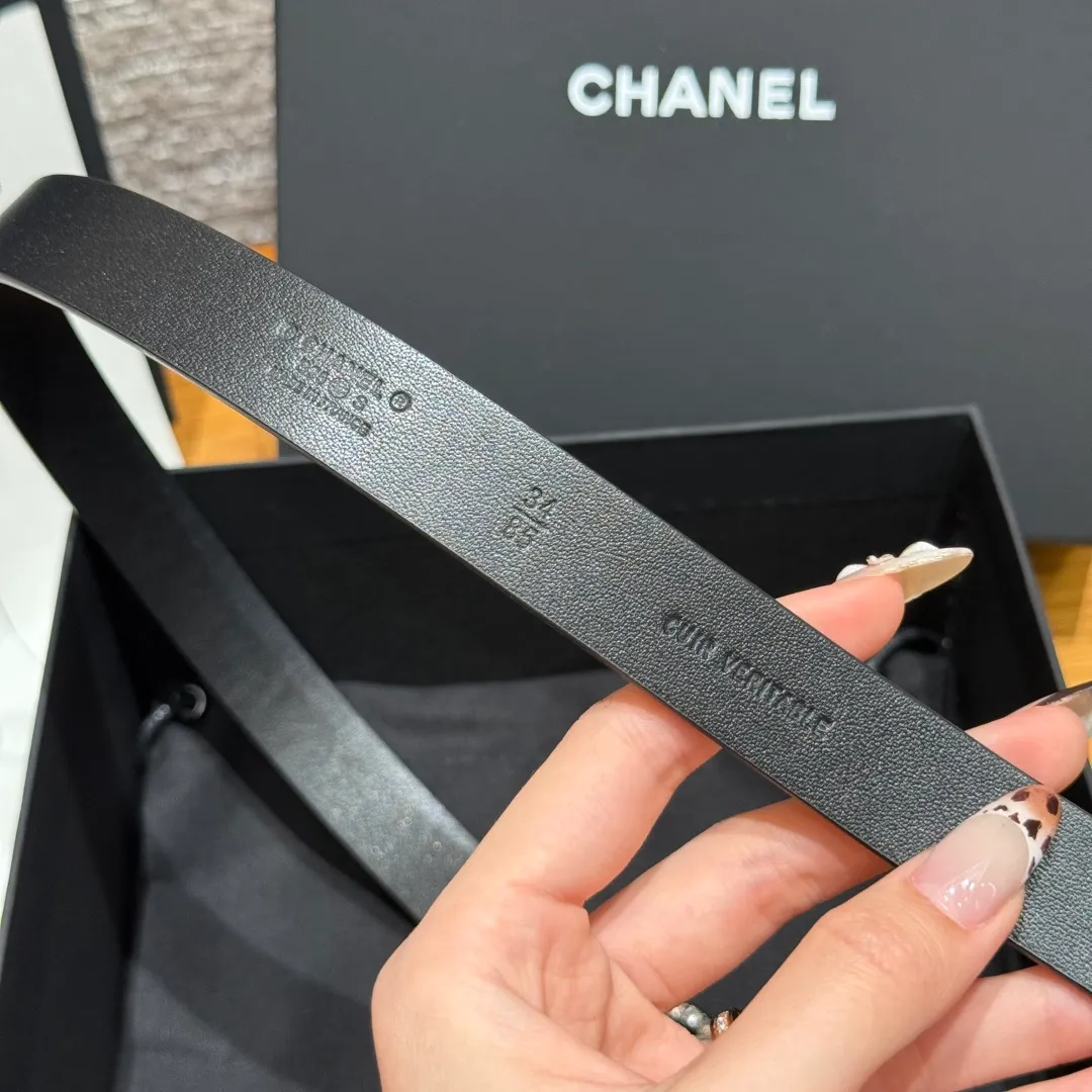 💰460💰Full package💰 💍Purchase grade Chanel ⚡️🌹Double C belt This double-sided cowhide leather, with crystal buckle, tied around the waist to express temperament and taste⚡️🌹U-shaped buckle with Swarovski double C logo, even though it is a spring and summer show style, it is still beautiful in winter, the shiny diamond jewelry is very versatile, it can be matched with jeans or skirts. Width: 20mm