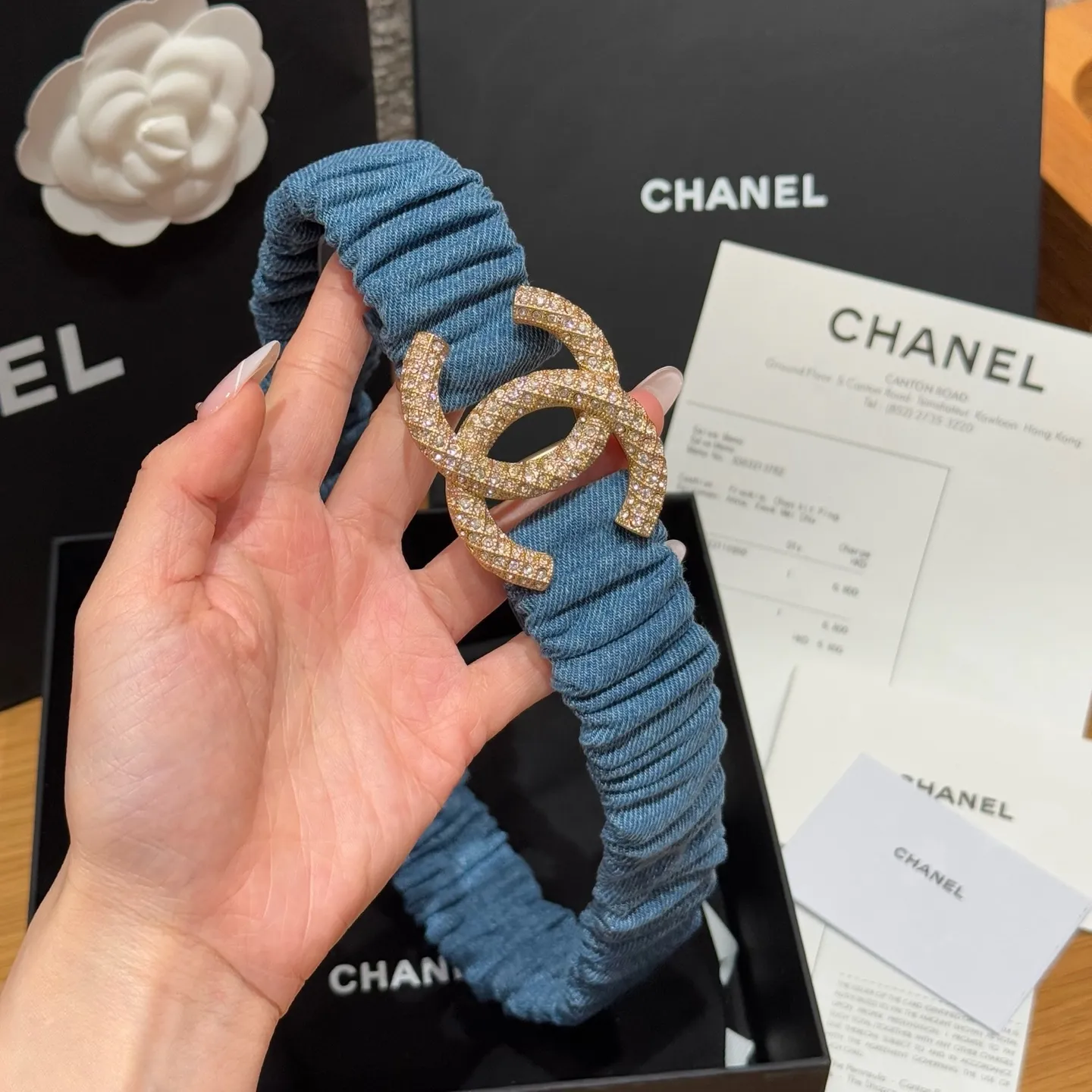 💰440💰Full package💰 💍Purchase level Xiangjia's new belt. Soft denim fabric, with a lazy and casual atmosphere, and the fold design adds a bit of smartness and playfulness. It seems to tell French romance, the iconic double C logo shines dazzlingly, and the inlaid rhinestones are like stars🌟Full of sophistication, instantly making the overall look more sophisticated. Size: S, M, L