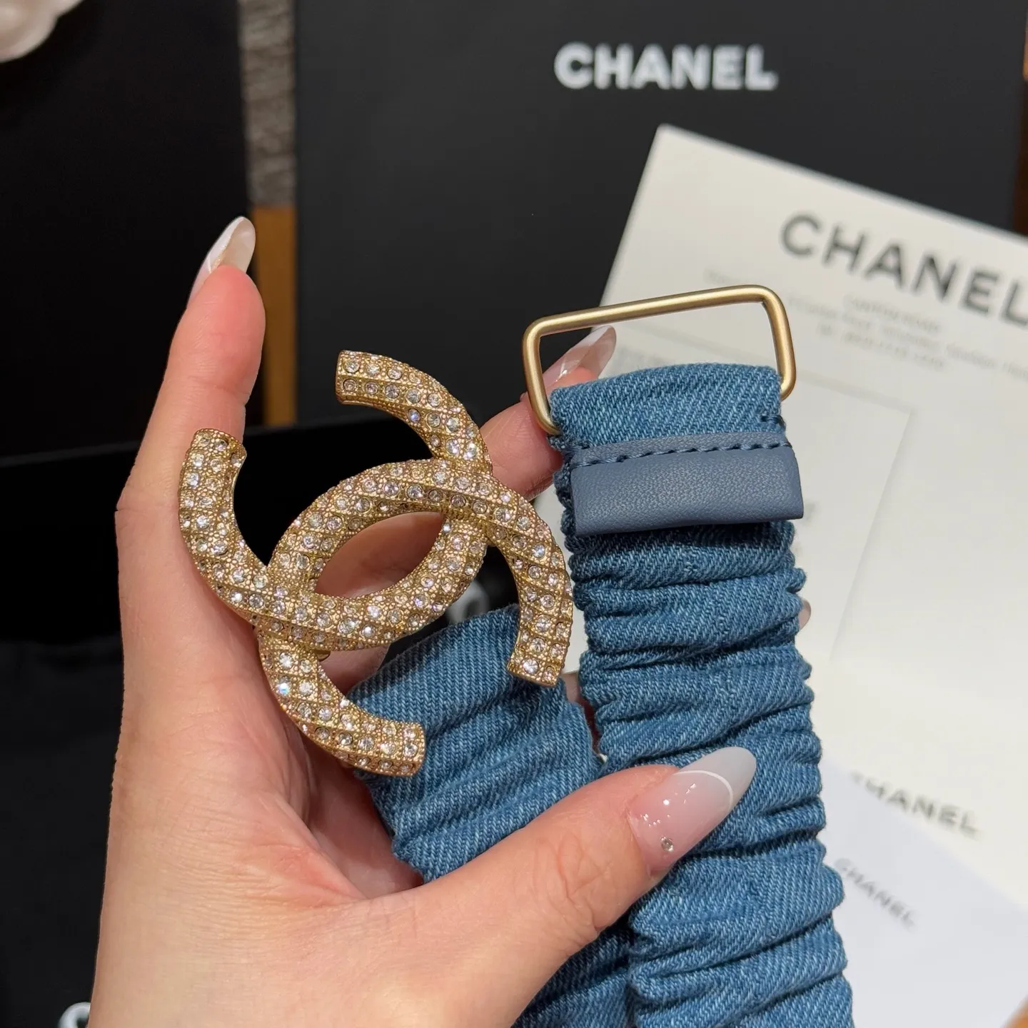 💰440💰Full package💰 💍Purchase level Xiangjia's new belt. Soft denim fabric, with a lazy and casual atmosphere, and the fold design adds a bit of smartness and playfulness. It seems to tell French romance, the iconic double C logo shines dazzlingly, and the inlaid rhinestones are like stars🌟Full of sophistication, instantly making the overall look more sophisticated. Size: S, M, L