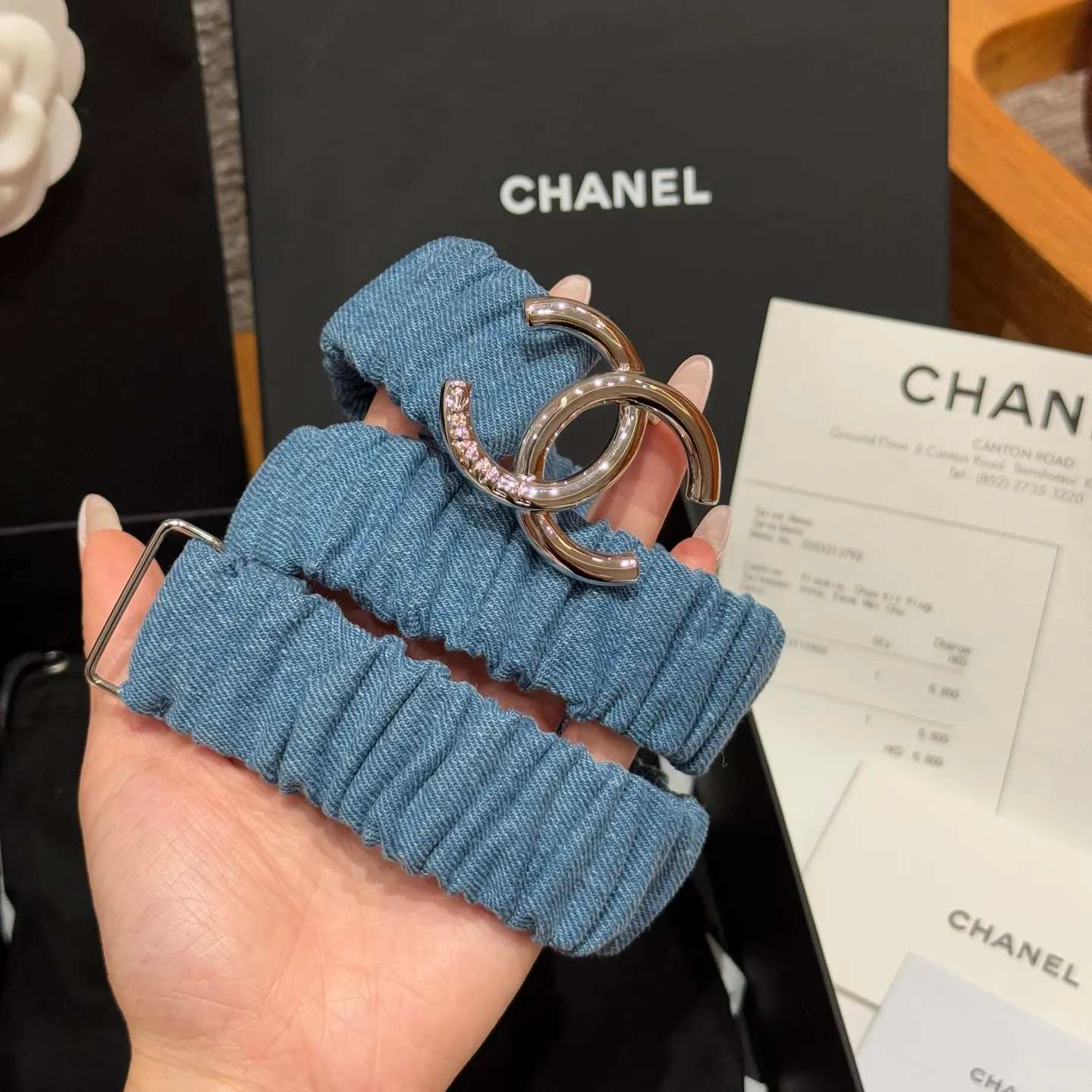 💰440💰Full package💰 💍Purchase level Xiangjia's new belt. Soft denim fabric, with a lazy and casual atmosphere, and the fold design adds a bit of smartness and playfulness. It seems to tell French romance, the iconic double C logo shines dazzlingly, and the inlaid rhinestones are like stars🌟Full of sophistication, instantly making the overall look more sophisticated. Size: S, M, L