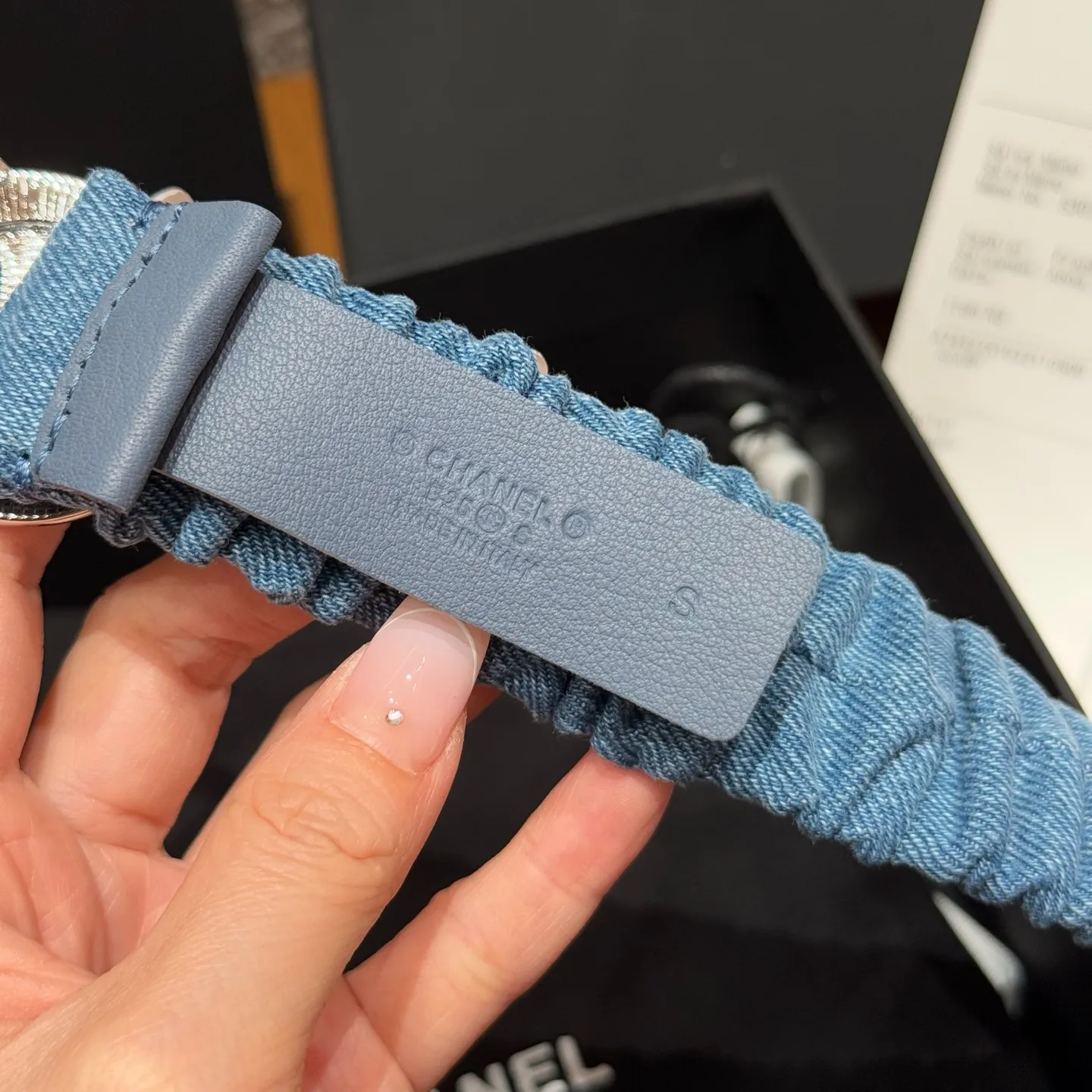 💰440💰Full package💰 💍Purchase level Xiangjia's new belt. Soft denim fabric, with a lazy and casual atmosphere, and the fold design adds a bit of smartness and playfulness. It seems to tell French romance, the iconic double C logo shines dazzlingly, and the inlaid rhinestones are like stars🌟Full of sophistication, instantly making the overall look more sophisticated. Size: S, M, L