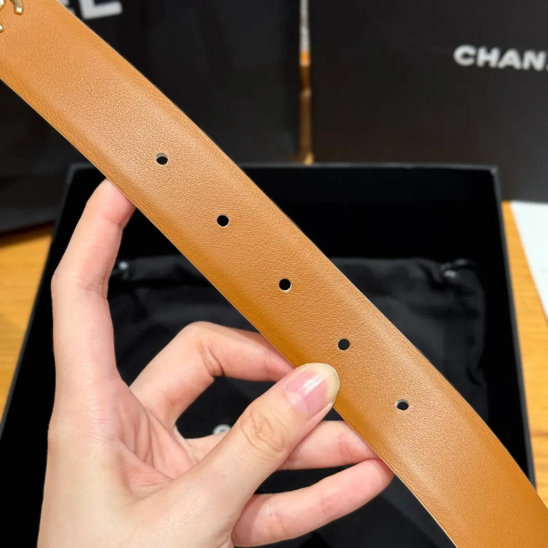 💰480💰Full package💰 💍Purchase level Chanel ⚡️🌹Twist pin buckle belt Chanel twist pin buckle cowhide belt feels soft and full of texture, CC metal embellishment at the tail, exquisite and high-end, the upper body is superb, and it inadvertently reveals an intellectual and elegant temperament. Width 3.0cm