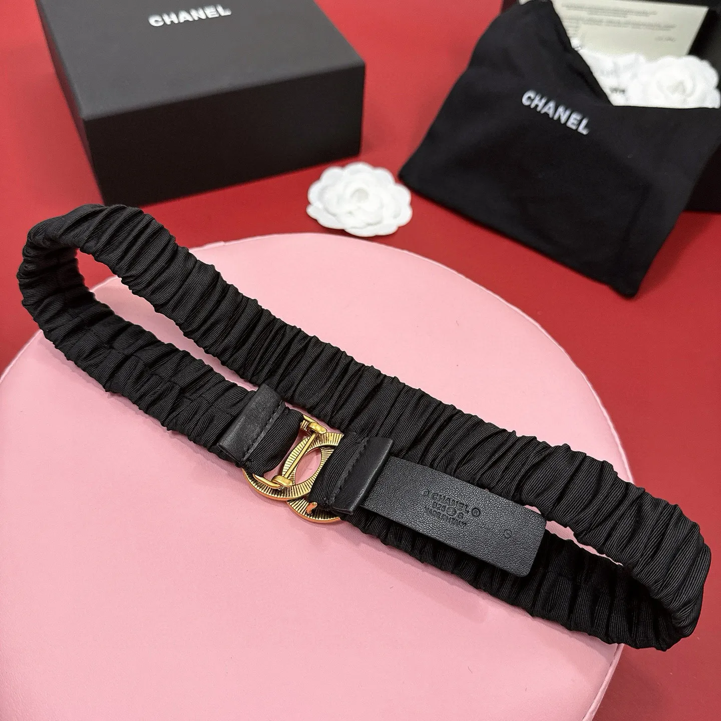 💰460💰Full package💰 💍Purchasing-grade Xiaoxiangjia logo pleated cowhide elastic belt, entirely wrapped in soft pleated cowhide covering, smart and modern style, light gold, silver electroplated metal logo buckle, width 3.0. Matched with rhinestones. CC square buckle. Calfskin elastic belt with excellent elasticity and soft touch. Number of sizes including buckle S=65cm total length (available 75, 80, 85)