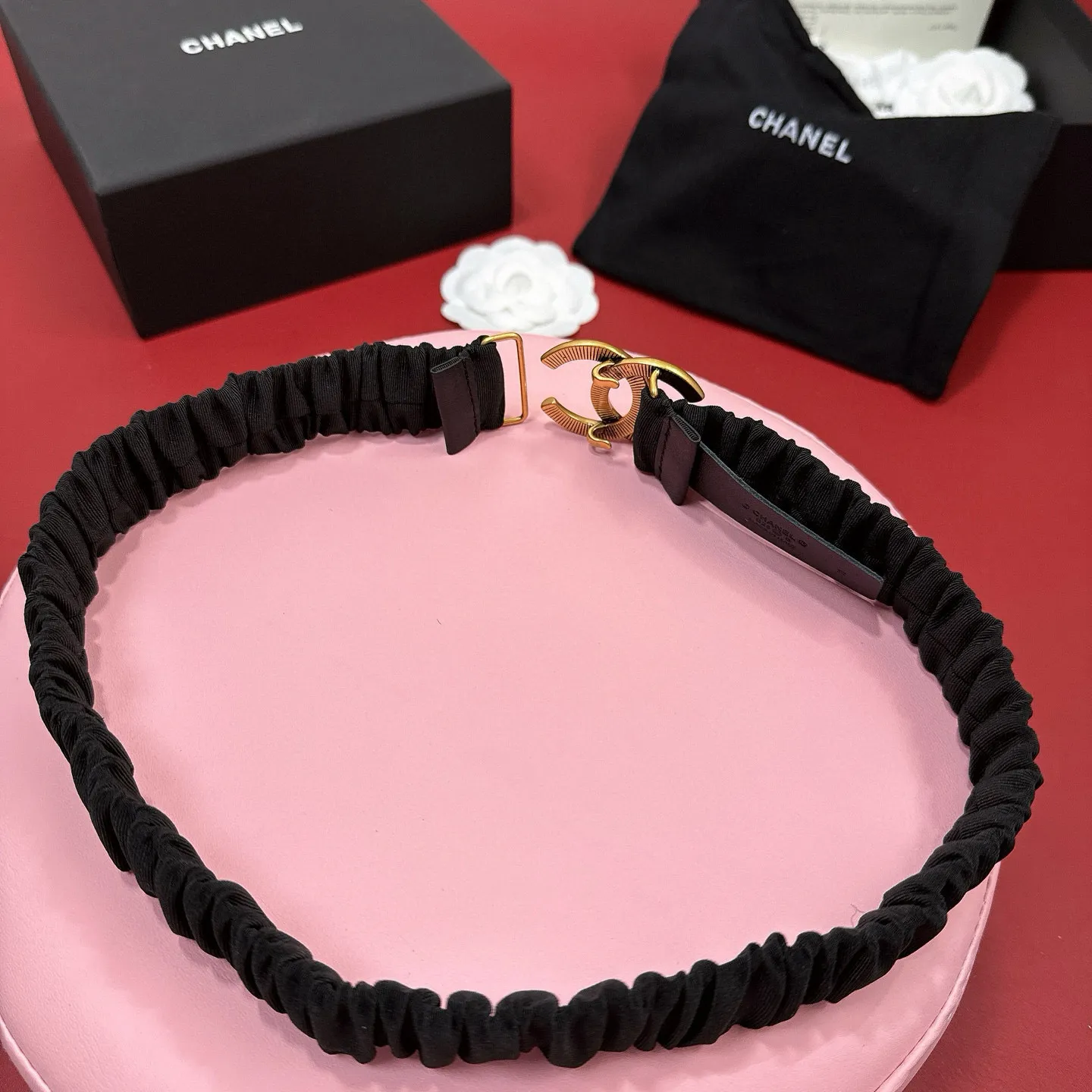 💰460💰Full package💰 💍Purchasing-grade Xiaoxiangjia logo pleated cowhide elastic belt, entirely wrapped in soft pleated cowhide covering, smart and modern style, light gold, silver electroplated metal logo buckle, width 3.0. Matched with rhinestones. CC square buckle. Calfskin elastic belt with excellent elasticity and soft touch. Number of sizes including buckle S=65cm total length (available 75, 80, 85)