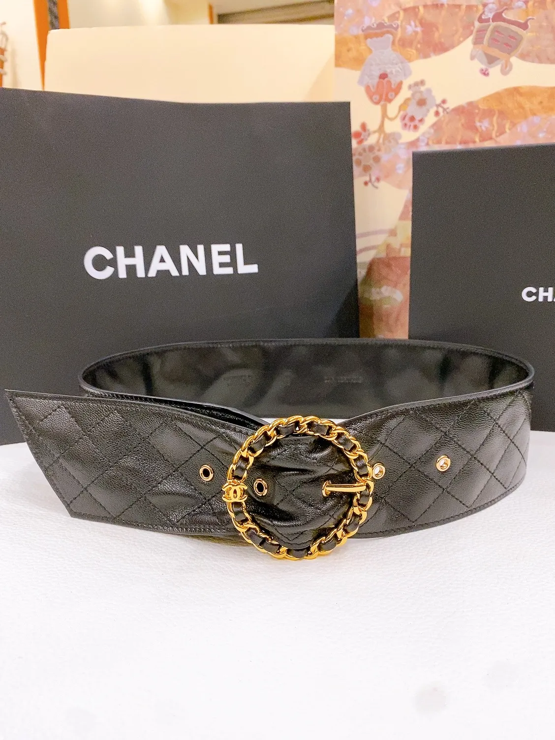 💰560💰Full package💰 💍Purchase grade Chanel Lambskin Calfskin and Metal Black and Gold In the 2025 spring and summer haute couture collection, accessories cleverly play with the brand’s iconic style elements. This black leather belt is embellished with the brand's signature chain-shaped buckle, contrasting with the flowing pastel silhouette. Width: 4.0cm