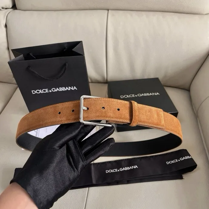 💰460💰Full package💰 💍Purchase level Dolce & Gabbana DG⚡️🌹4.0cm wide new nubuck leather Re-Edition fashion show is a dreamy journey back to the origin of the brand, where the past and the present meet, interpreting archive items from an innovative perspective