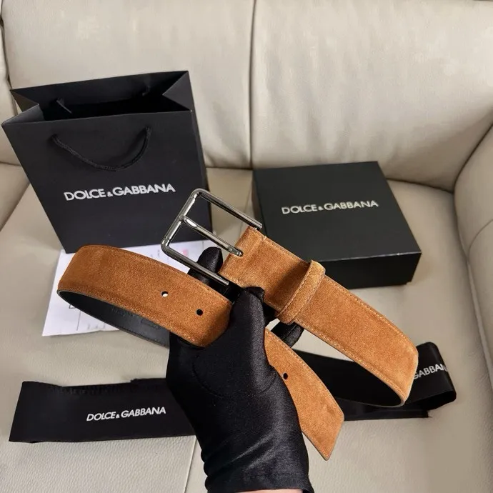 💰460💰Full package💰 💍Purchase level Dolce & Gabbana DG⚡️🌹4.0cm wide new nubuck leather Re-Edition fashion show is a dreamy journey back to the origin of the brand, where the past and the present meet, interpreting archive items from an innovative perspective