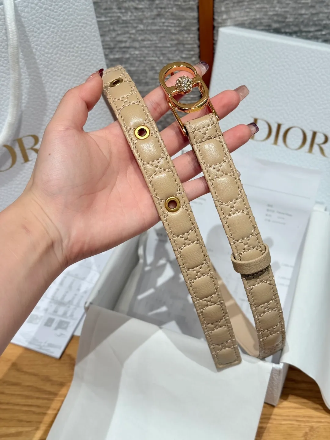 💰480💰Full package💰 💍Purchase level Dior -30 Montaigne Jolie belt This 30 Montaigne Jolie belt draws inspiration from the handbag of the same name👜 and is carefully made of smooth cow leather and other materials. It is decorated with a lustrous gold-finished metal belt buckle and is paired with pavé beads inlaid with silver-toned crystals. It can be paired with a classic suit jacket, dress or jeans, adding an elegant touch. Width 2.0cm
