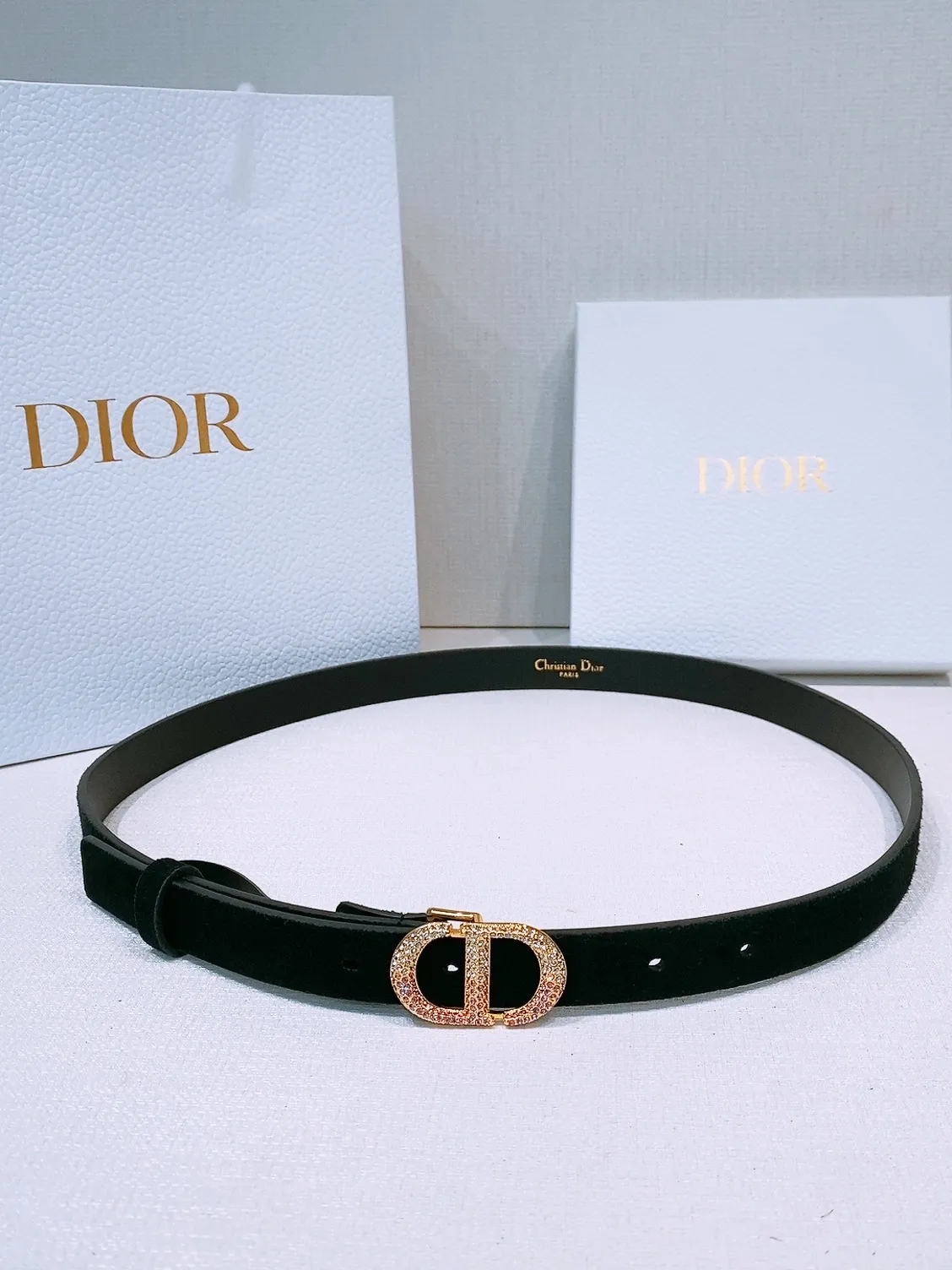 💰440💰Full package💰 💍Purchasing level Dior Ceinture Saddle Cuir de veau suédé couleur Light Gold, 20 mm This model with aged gold metal CD buckle is revisited in a light gold suede calfskin version for a casual and modern look. Her silhouette will upgrade a skirt, pants or dress. Saddle CD buckle Signature Christian Dior Paris Classic CD Made in Italy Width: 2.0cm