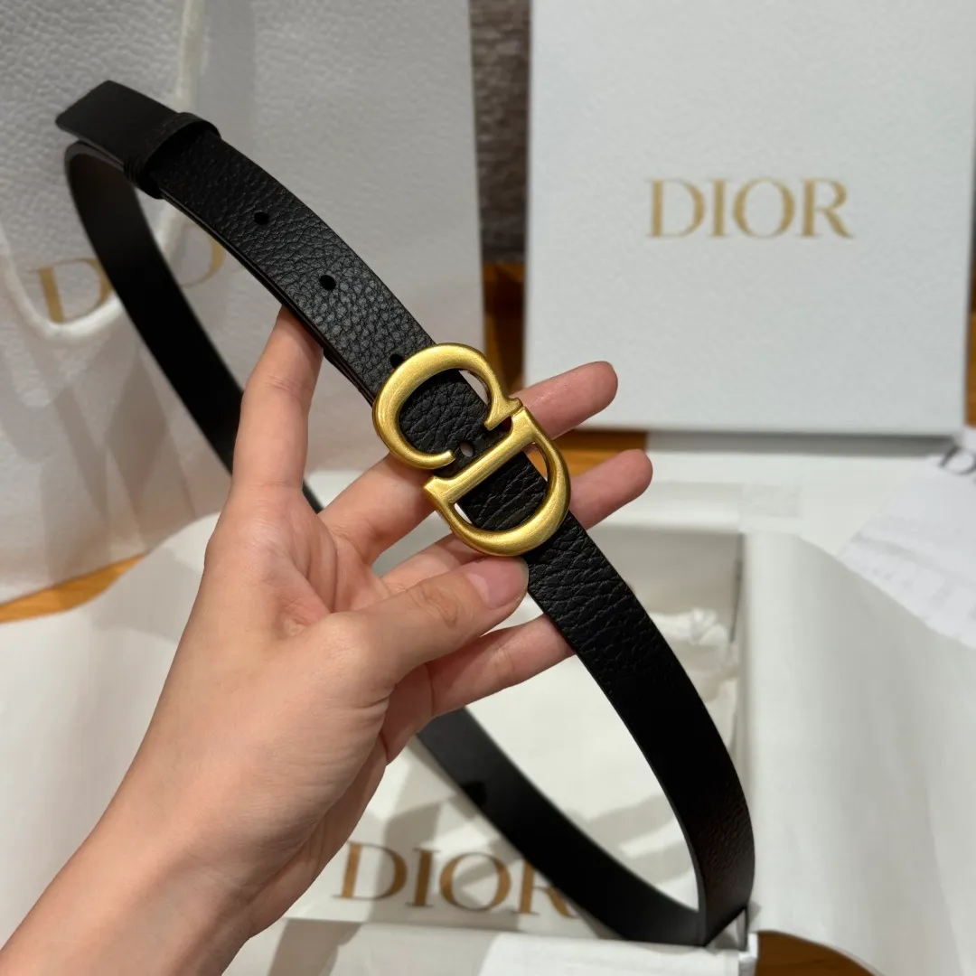 💰440💰Full package💰 💍Purchase level Dior Saddle Belt This saddle belt is a classic accessory, reinterpreted with grained cow leather, fashionable and casual design, decorated with antique gold finish metal CD belt buckle, slim style, more flattering when paired with skirts, dresses or trousers. Width 2.0cm