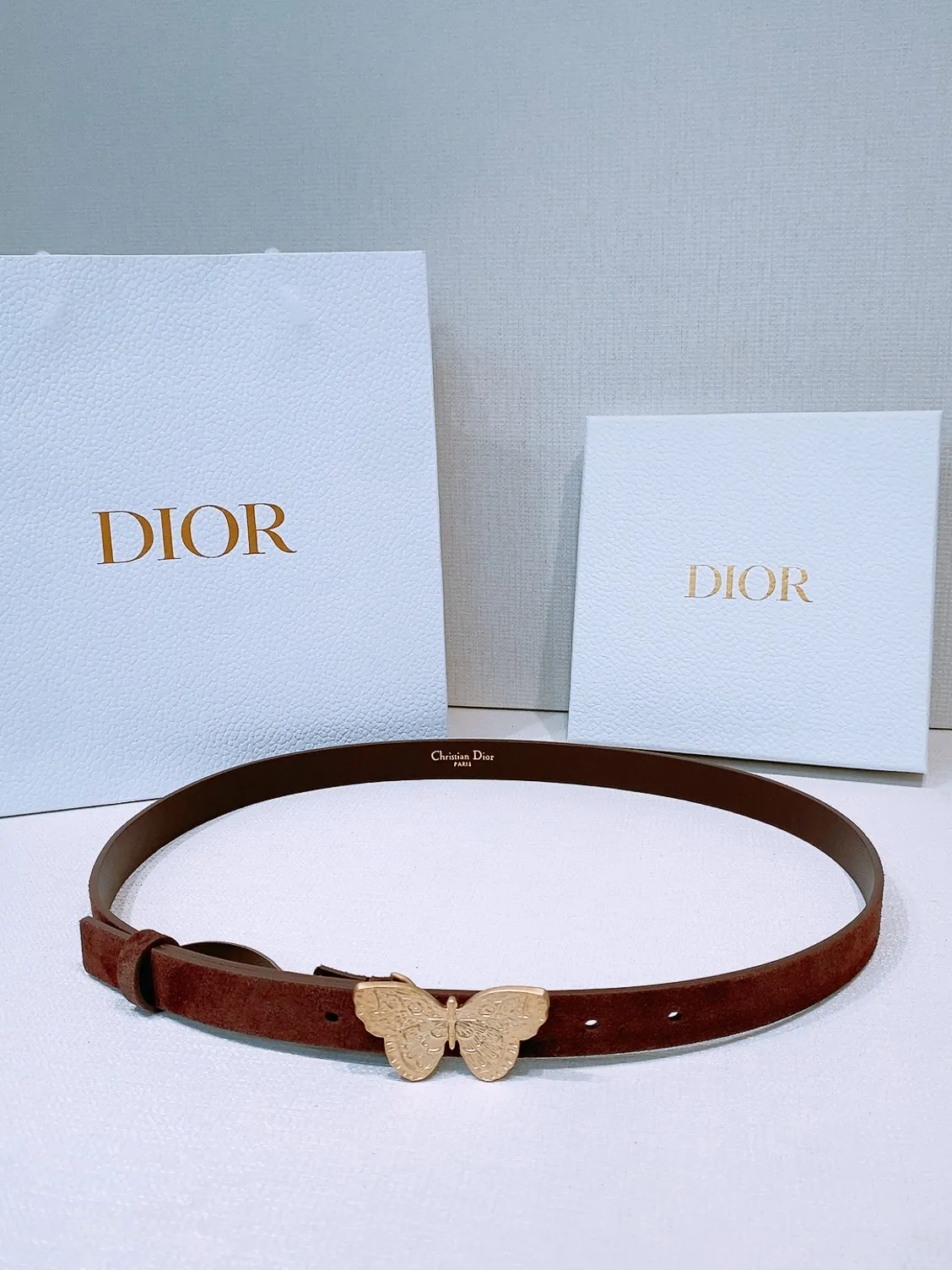 💰420💰Full package💰 💍Purchase grade Dior Ceinture Saddle Cuir de veau suédé couleur Light Gold, 20 mm This model with aged gold metal CD buckle is revisited in a light gold suede calfskin version for a casual and modern look. Her silhouette will upgrade a skirt, pants or dress. Saddle CD buckle Signature Christian Dior Paris Classic CD Made in Italy Width: 2.0cm