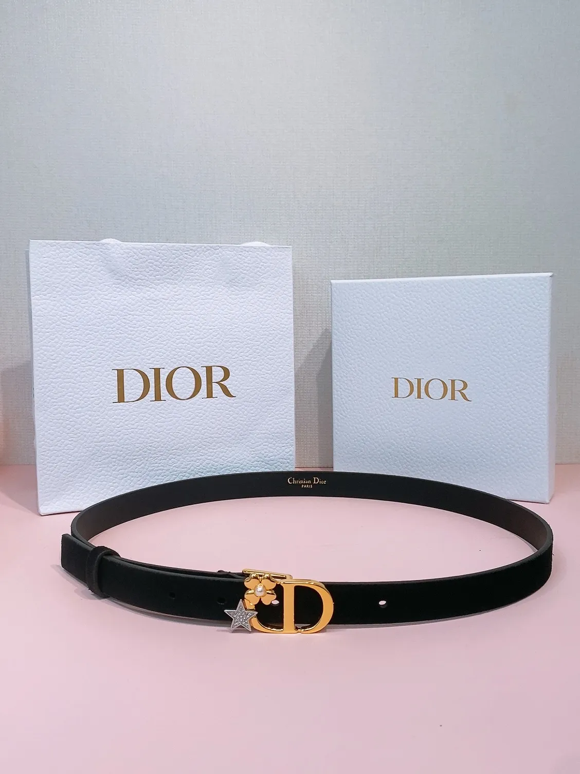 💰440💰Full package💰 💍Purchase grade Dior⚡️🌹Montaigne Lucky Charms, 20 mm belt buckle This model with aged gold metal CD buckle is revisited in a light gold suede calfskin version for a casual and modern look. Her silhouette will upgrade a skirt, pants or dress. Saddle CD buckle Resin beads Silver tone crystals Christian Dior Paris logo on the interior Width: 2.0cm