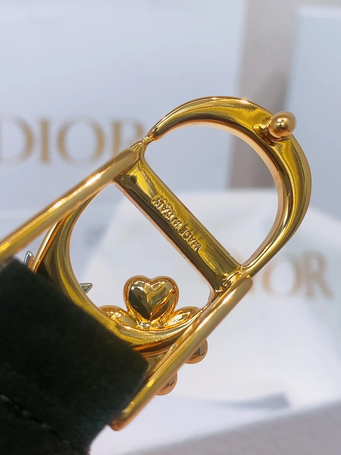 💰440💰Full package💰 💍Purchase grade Dior⚡️🌹Montaigne Lucky Charms, 20 mm belt buckle This model with aged gold metal CD buckle is revisited in a light gold suede calfskin version for a casual and modern look. Her silhouette will upgrade a skirt, pants or dress. Saddle CD buckle Resin beads Silver tone crystals Christian Dior Paris logo on the interior Width: 2.0cm