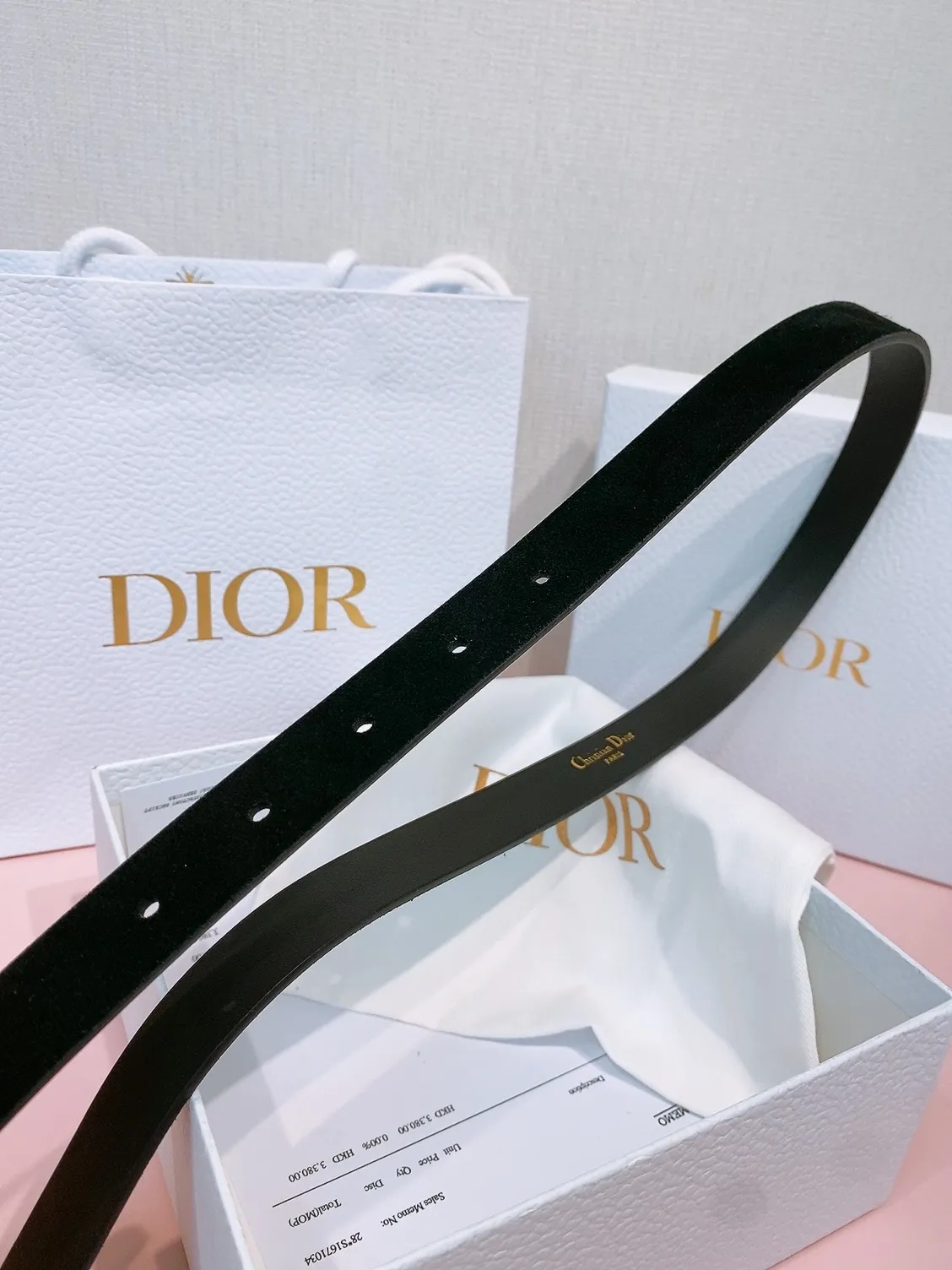 💰440💰Full package💰 💍Purchase grade Dior⚡️🌹Montaigne Lucky Charms, 20 mm belt buckle This model with aged gold metal CD buckle is revisited in a light gold suede calfskin version for a casual and modern look. Her silhouette will upgrade a skirt, pants or dress. Saddle CD buckle Resin beads Silver tone crystals Christian Dior Paris logo on the interior Width: 2.0cm