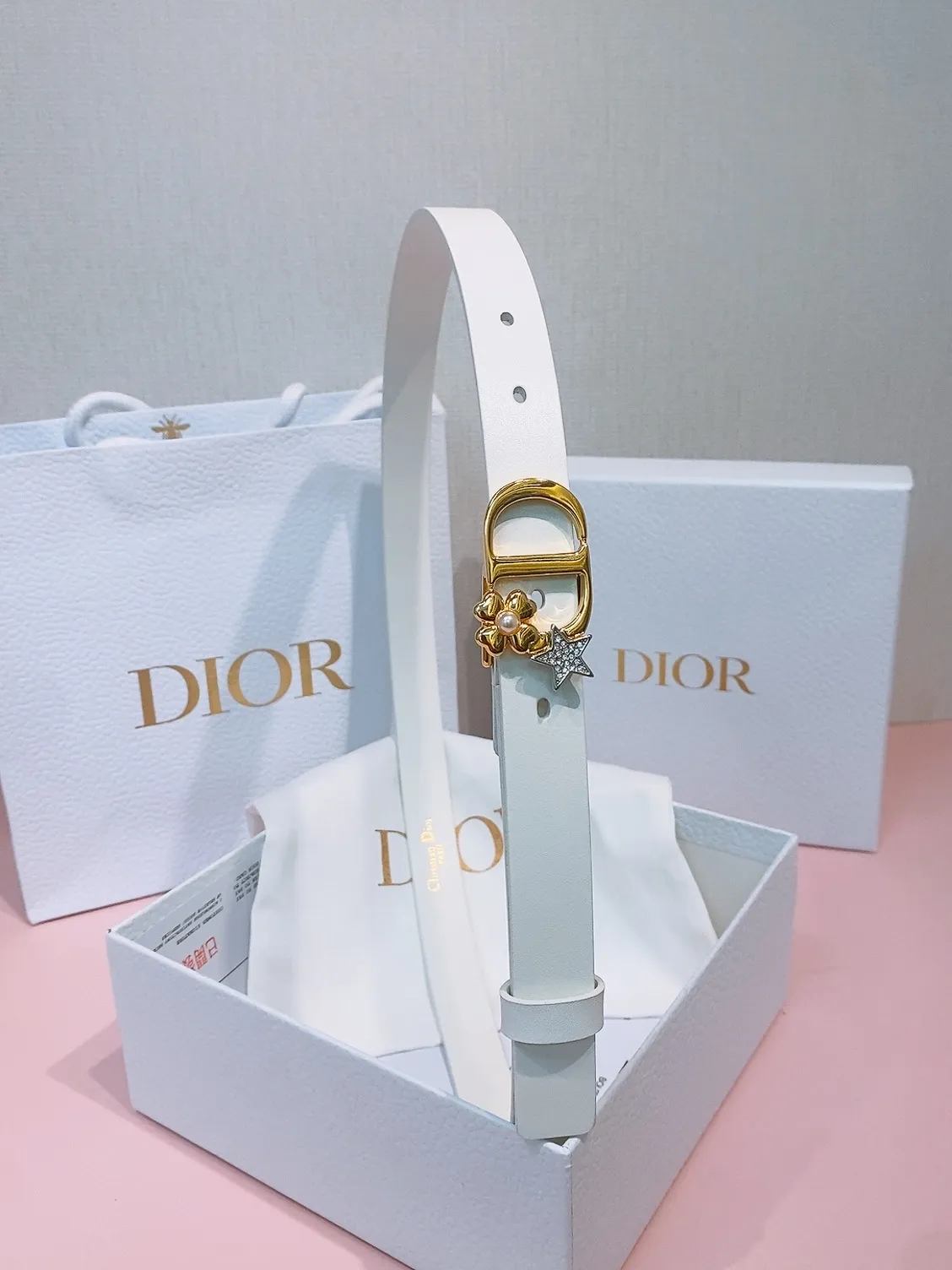 💰440💰Full package💰 💍Purchase grade Dior⚡️🌹Montaigne Lucky Charms, 20 mm belt buckle This model with aged gold metal CD buckle is revisited in a light gold suede calfskin version for a casual and modern look. Her silhouette will upgrade a skirt, pants or dress. Saddle CD buckle Resin beads Silver tone crystals Christian Dior Paris logo on the interior Width: 2.0cm
