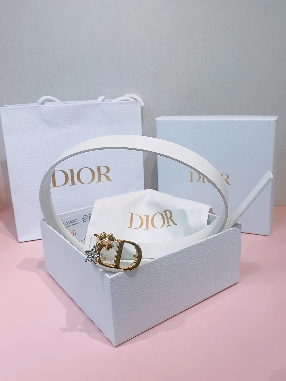 💰440💰Full package💰 💍Purchase grade Dior⚡️🌹Montaigne Lucky Charms, 20 mm belt buckle This model with aged gold metal CD buckle is revisited in a light gold suede calfskin version for a casual and modern look. Her silhouette will upgrade a skirt, pants or dress. Saddle CD buckle Resin beads Silver tone crystals Christian Dior Paris logo on the interior Width: 2.0cm