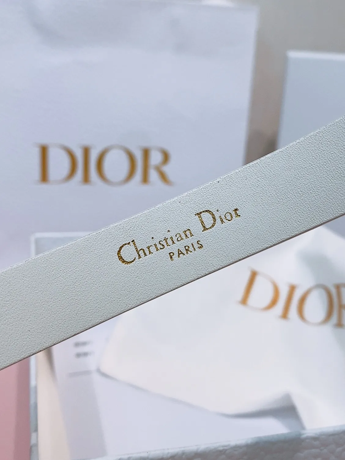 💰440💰Full package💰 💍Purchase grade Dior⚡️🌹Montaigne Lucky Charms, 20 mm belt buckle This model with aged gold metal CD buckle is revisited in a light gold suede calfskin version for a casual and modern look. Her silhouette will upgrade a skirt, pants or dress. Saddle CD buckle Resin beads Silver tone crystals Christian Dior Paris logo on the interior Width: 2.0cm