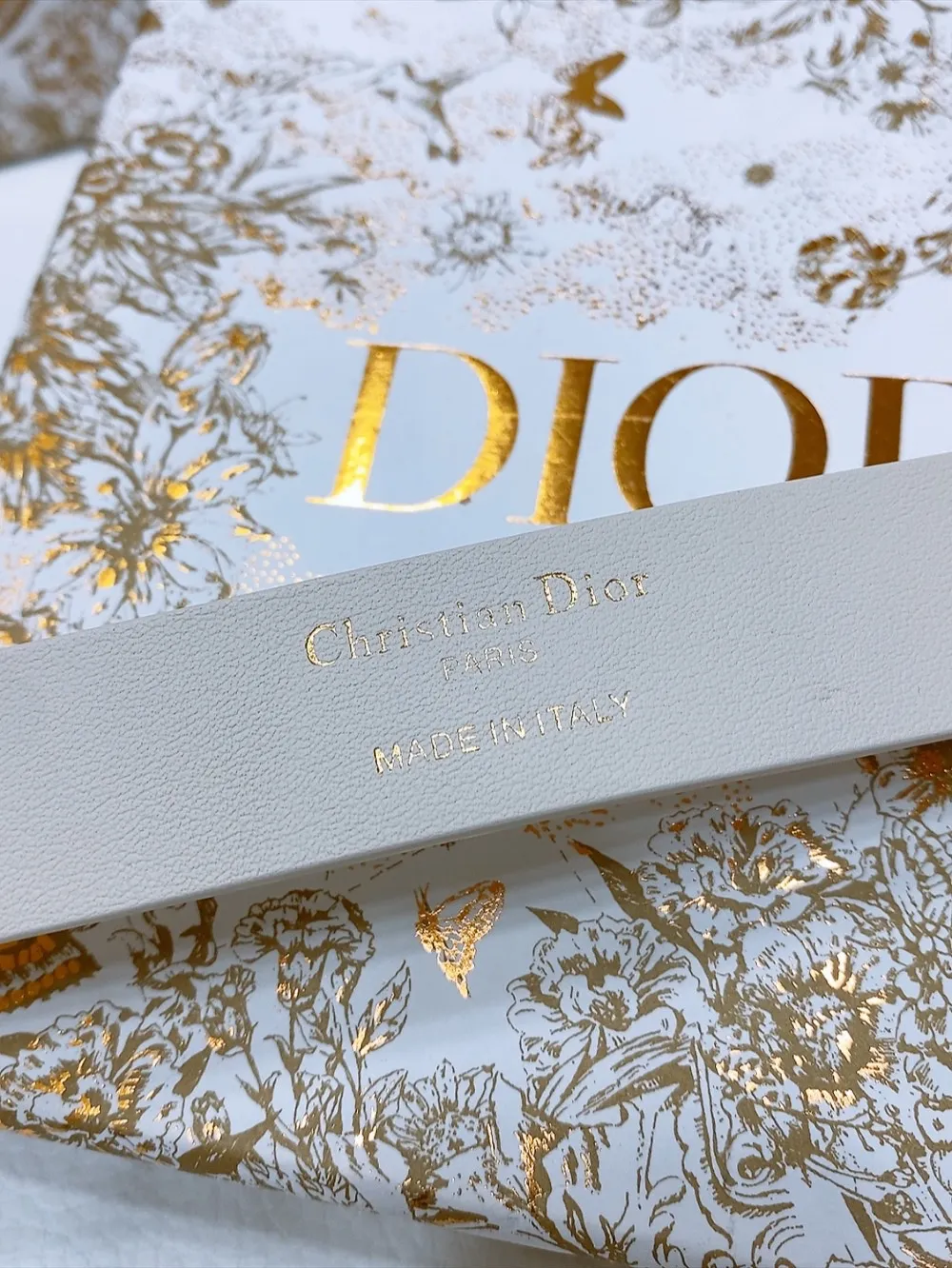 💰460💰Full package💰 💍Purchase level Dior's new belt is carefully crafted from black smooth cow leather. The classic CD belt buckle is presented in a shiny gold-finished metal version. The letter C is inlaid with white resin beads of different sizes, highlighting Dior's exquisite craftsmanship. The style is chic and elegant and can be worn with jeans, skirts or dresses. Width 2.5cm