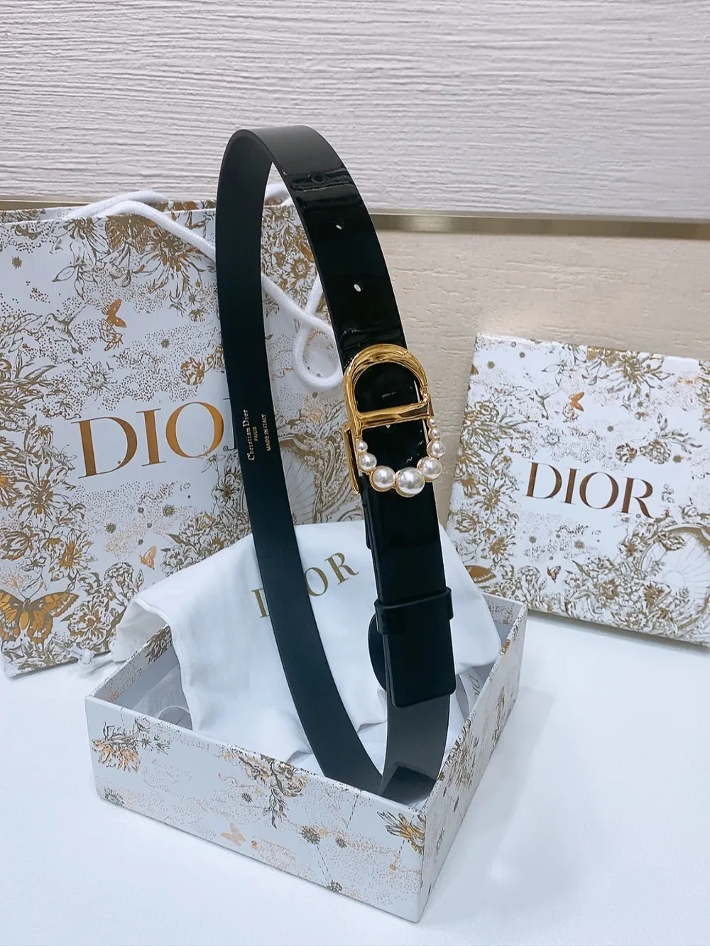 💰460💰Full package💰 💍Purchase level Dior's new belt is carefully crafted from black smooth cow leather. The classic CD belt buckle is presented in a shiny gold-finished metal version. The letter C is inlaid with white resin beads of different sizes, highlighting Dior's exquisite craftsmanship. The style is chic and elegant and can be worn with jeans, skirts or dresses. Width 2.5cm
