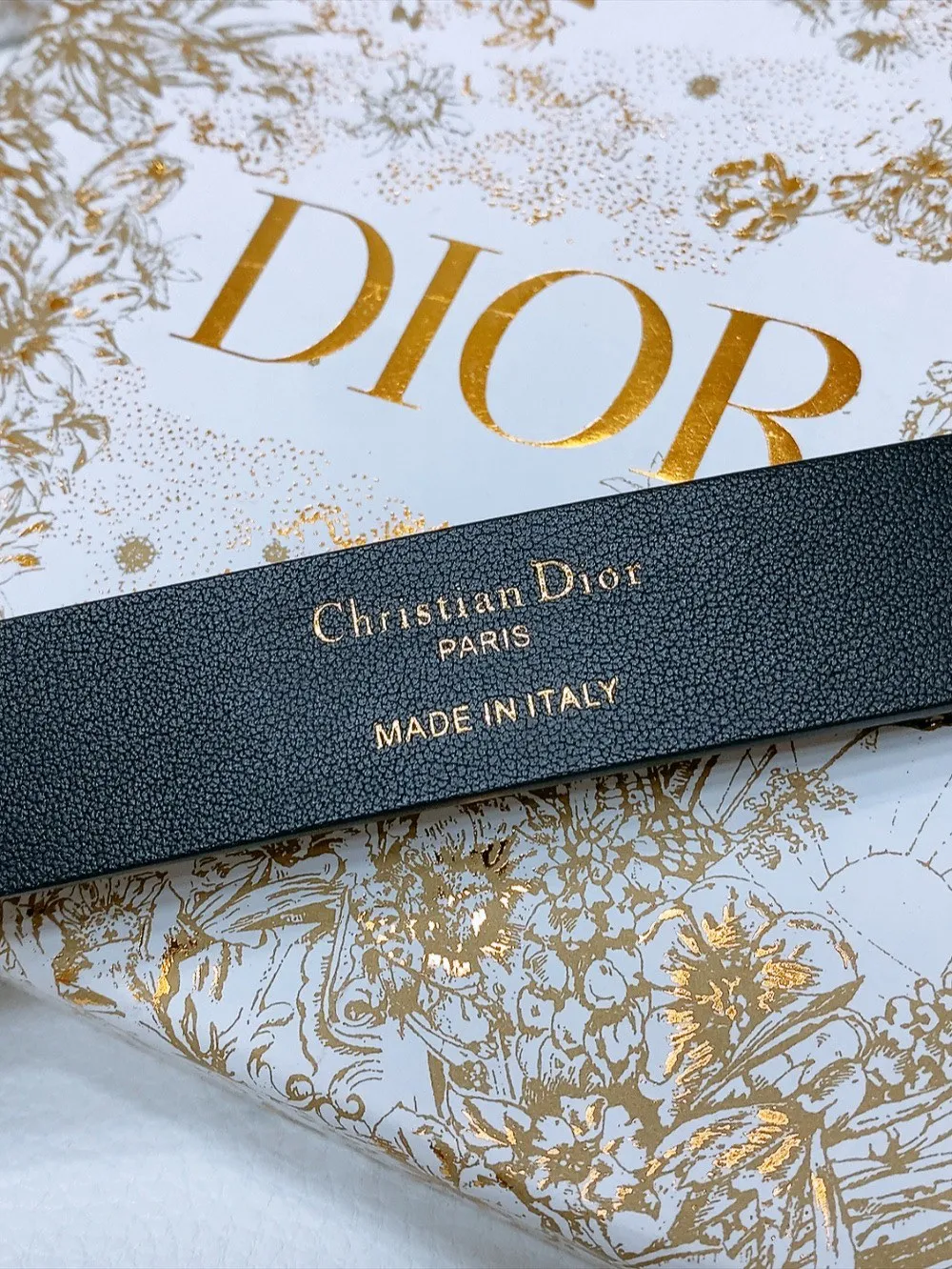 💰460💰Full package💰 💍Purchase level Dior's new belt is carefully crafted from black smooth cow leather. The classic CD belt buckle is presented in a shiny gold-finished metal version. The letter C is inlaid with white resin beads of different sizes, highlighting Dior's exquisite craftsmanship. The style is chic and elegant and can be worn with jeans, skirts or dresses. Width 2.5cm