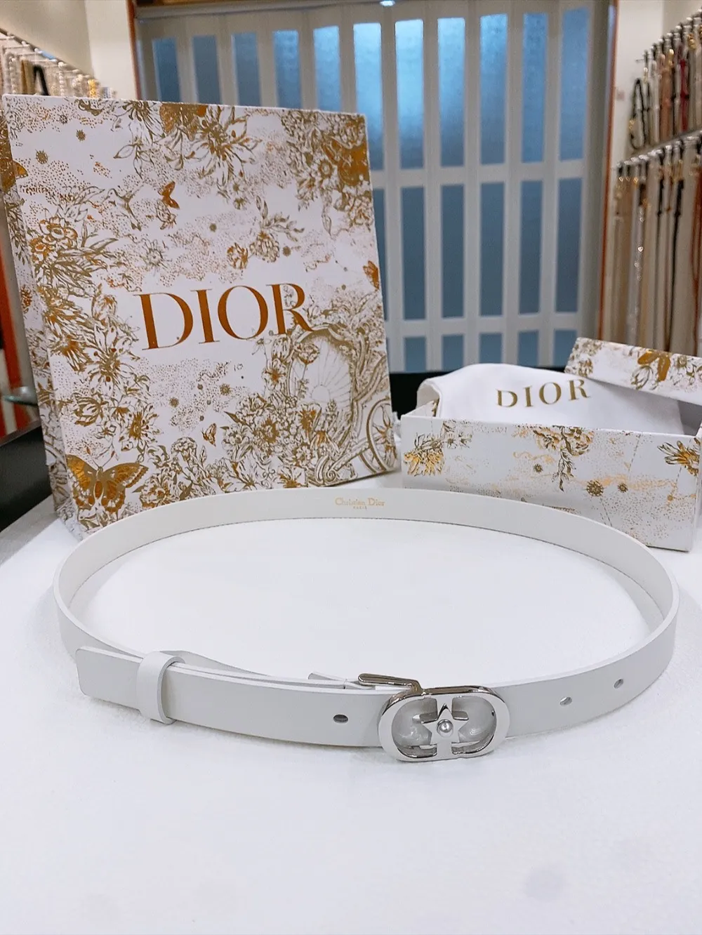 💰440💰Full package💰 💍Purchase grade Dior ⚡️20mm black smooth cow leather and silver tone imitation crystal ⚡️Lucky 30 Montaigne Star CD belt buckle White resin beads ⚡️ Christian Dior Paris logo on the inside Glossy gold finish metal details Top/bottom layer: cow leather Excluding trims and decorative lines