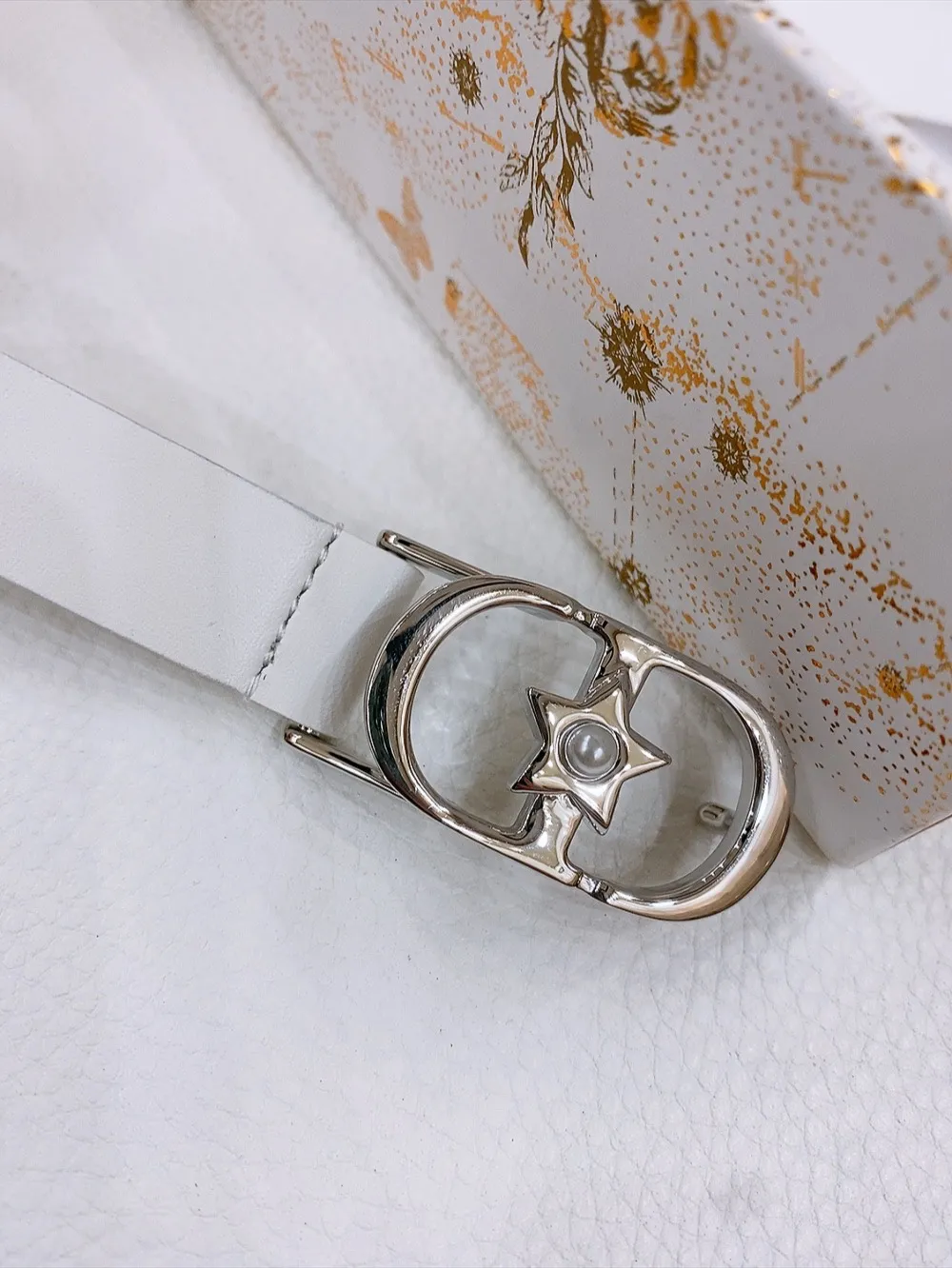💰440💰Full package💰 💍Purchase grade Dior ⚡️20mm black smooth cow leather and silver tone imitation crystal ⚡️Lucky 30 Montaigne Star CD belt buckle White resin beads ⚡️ Christian Dior Paris logo on the inside Glossy gold finish metal details Top/bottom layer: cow leather Excluding trims and decorative lines