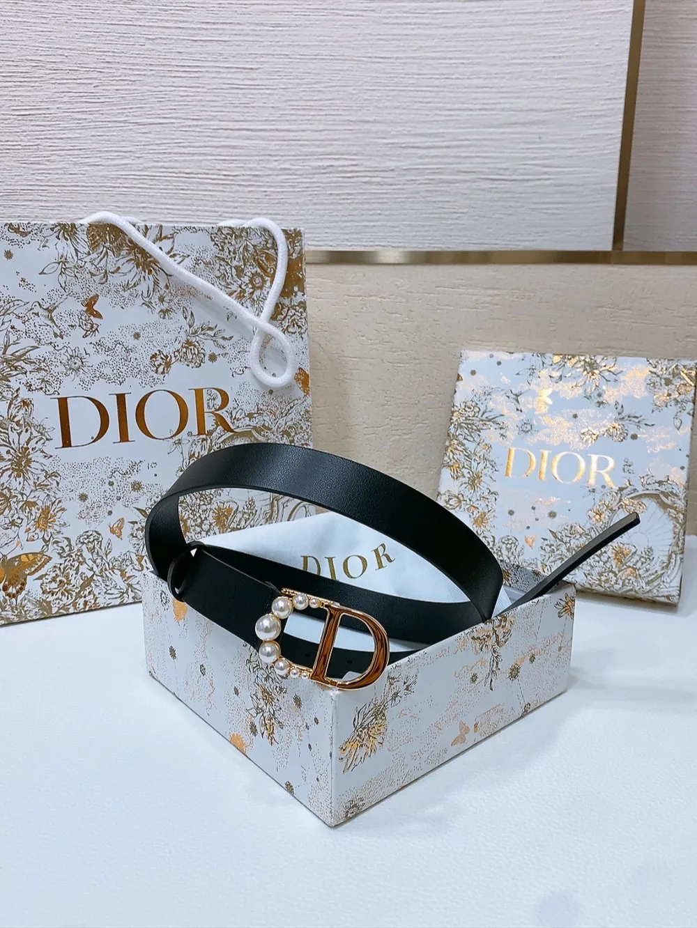 💰460💰Full package💰 💍Purchase level Dior's new belt is carefully crafted from black smooth cow leather. The classic CD belt buckle is presented in a shiny gold-finished metal version. The letter C is inlaid with white resin beads of different sizes, highlighting Dior's exquisite craftsmanship. The style is chic and elegant and can be worn with jeans, skirts or dresses. Width 2.5cm