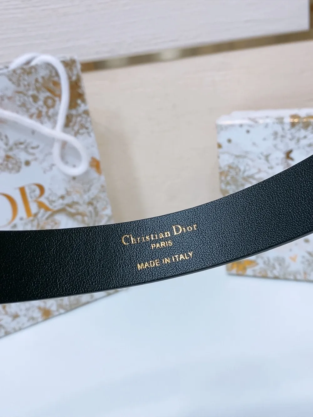 💰460💰Full package💰 💍Purchase level Dior's new belt is carefully crafted from black smooth cow leather. The classic CD belt buckle is presented in a shiny gold-finished metal version. The letter C is inlaid with white resin beads of different sizes, highlighting Dior's exquisite craftsmanship. The style is chic and elegant and can be worn with jeans, skirts or dresses. Width 2.5cm