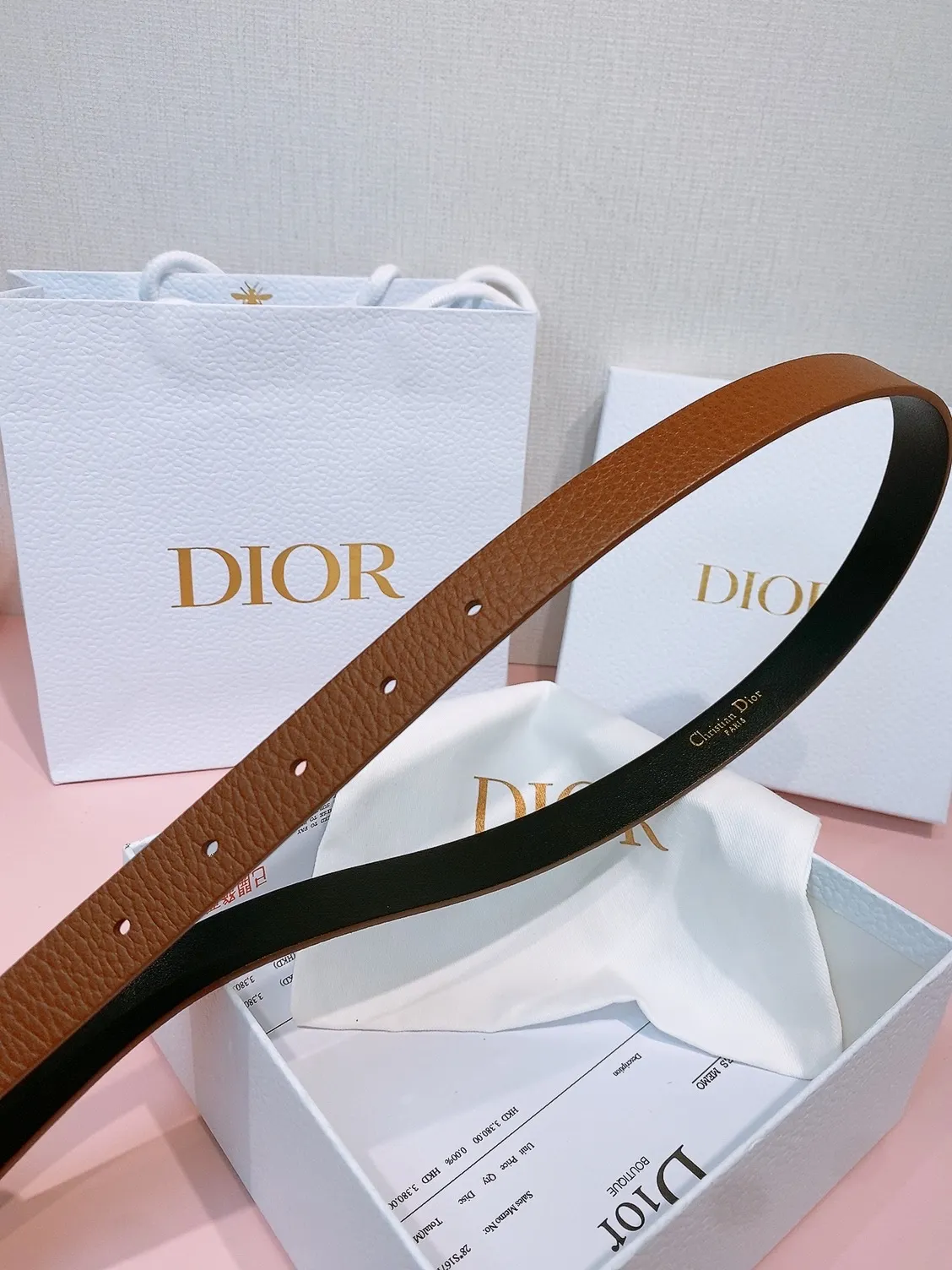 💰440💰Full package💰 💍Purchase grade Dior⚡️🌹Montaigne Lucky Charms, 20 mm belt buckle This model with aged gold metal CD buckle is revisited in a light gold suede calfskin version for a casual and modern look. Her silhouette will upgrade a skirt, pants or dress. Saddle CD buckle Resin beads Silver tone crystals Christian Dior Paris logo on the interior Width: 2.0cm