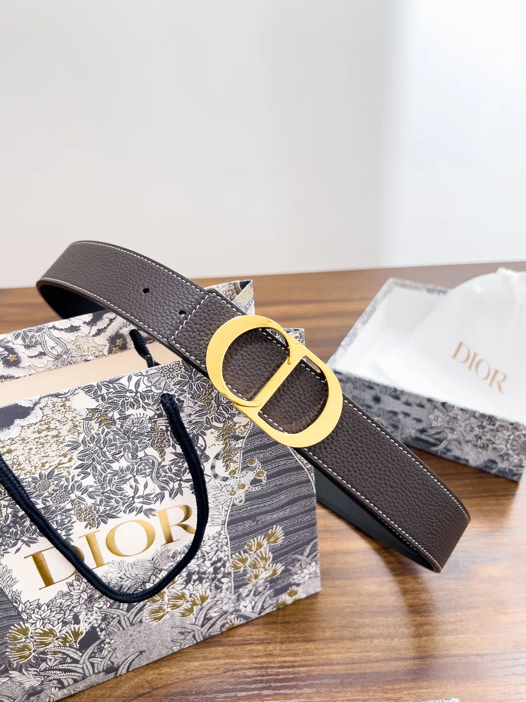 💰480💰Full package💰 💍Dior purchasing goods Width 3.5cm Material: double-grained calfskin, soft Q-elastic, fine workmanship, welcome to compare. Discount: Fully polished discount (the inner ring of the original order is not polished) Size: 100-125cm Packaging: Picture packaging