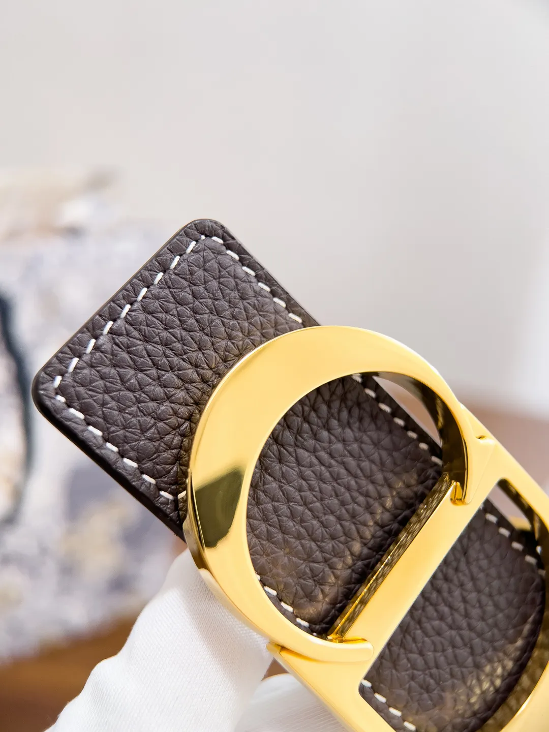 💰480💰Full package💰 💍Dior purchasing goods Width 3.5cm Material: double-grained calfskin, soft Q-elastic, fine workmanship, welcome to compare. Discount: Fully polished discount (the inner ring of the original order is not polished) Size: 100-125cm Packaging: Picture packaging