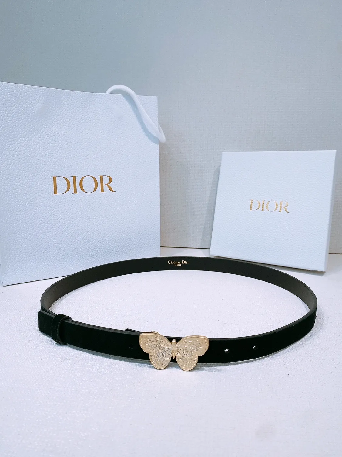 💰440💰Full package💰 💍Purchasing level Dior Ceinture Saddle Cuir de veau suédé couleur Light Gold, 20 mm This model with aged gold metal CD buckle is revisited in a light gold suede calfskin version for a casual and modern look. Her silhouette will upgrade a skirt, pants or dress. Saddle CD buckle Signature Christian Dior Paris Classic CD Made in Italy Width: 2.0cm