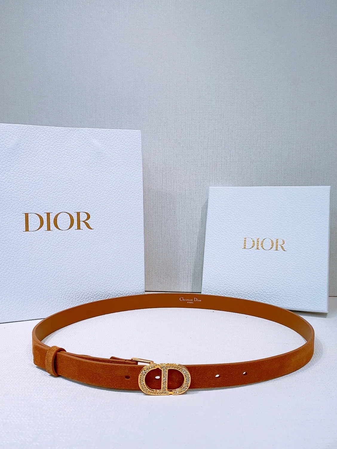💰440💰Full package💰 💍Purchasing level Dior Ceinture Saddle Cuir de veau suédé couleur Light Gold, 20 mm This model with aged gold metal CD buckle is revisited in a light gold suede calfskin version for a casual and modern look. Her silhouette will upgrade a skirt, pants or dress. Saddle CD buckle Signature Christian Dior Paris Classic CD Made in Italy Width: 2.0cm
