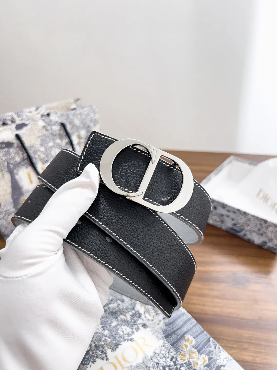 💰480💰Full package💰 💍Dior purchasing goods Width 3.5cm Material: double-grained calfskin, soft Q-elastic, fine workmanship, welcome to compare. Discount: Fully polished discount (the inner ring of the original order is not polished) Size: 100-125cm Packaging: Picture packaging
