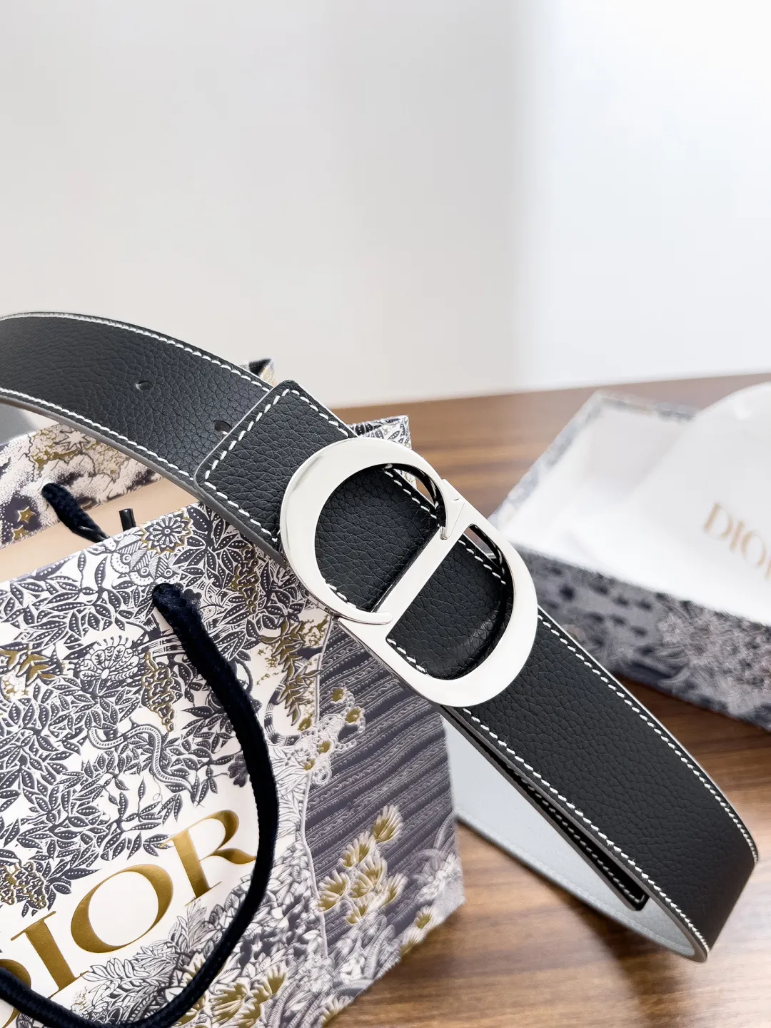 💰480💰Full package💰 💍Dior purchasing goods Width 3.5cm Material: double-grained calfskin, soft Q-elastic, fine workmanship, welcome to compare. Discount: Fully polished discount (the inner ring of the original order is not polished) Size: 100-125cm Packaging: Picture packaging