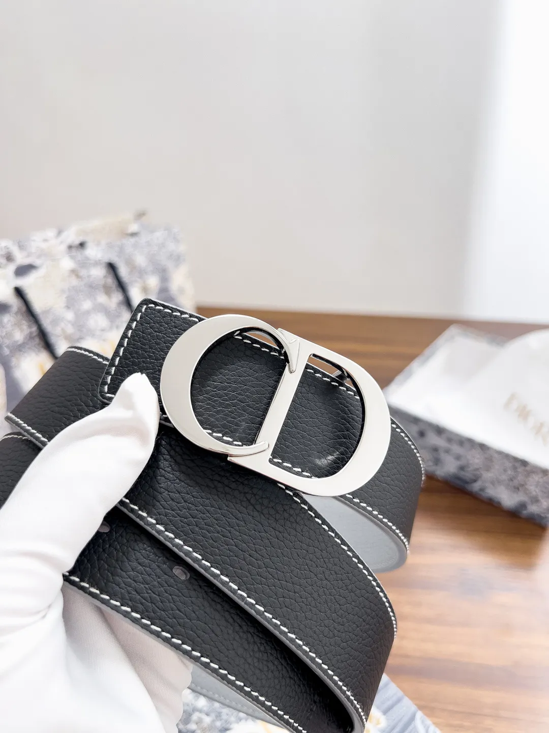 💰480💰Full package💰 💍Dior purchasing goods Width 3.5cm Material: double-grained calfskin, soft Q-elastic, fine workmanship, welcome to compare. Discount: Fully polished discount (the inner ring of the original order is not polished) Size: 100-125cm Packaging: Picture packaging