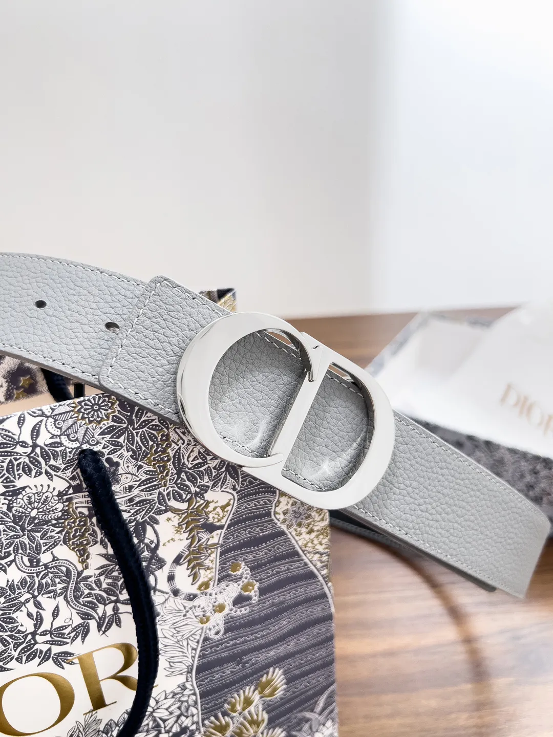 💰480💰Full package💰 💍Dior purchasing goods Width 3.5cm Material: double-grained calfskin, soft Q-elastic, fine workmanship, welcome to compare. Discount: Fully polished discount (the inner ring of the original order is not polished) Size: 100-125cm Packaging: Picture packaging
