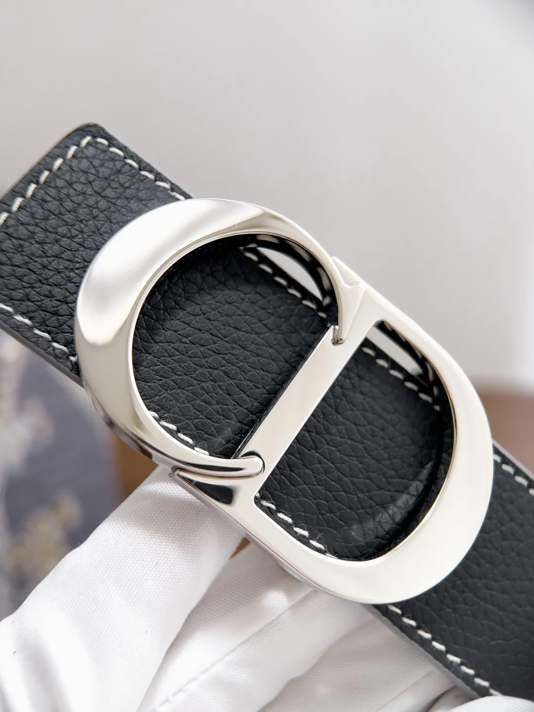 💰480💰Full package💰 💍Dior purchasing goods Width 3.5cm Material: double-grained calfskin, soft Q-elastic, fine workmanship, welcome to compare. Discount: Fully polished discount (the inner ring of the original order is not polished) Size: 100-125cm Packaging: Picture packaging