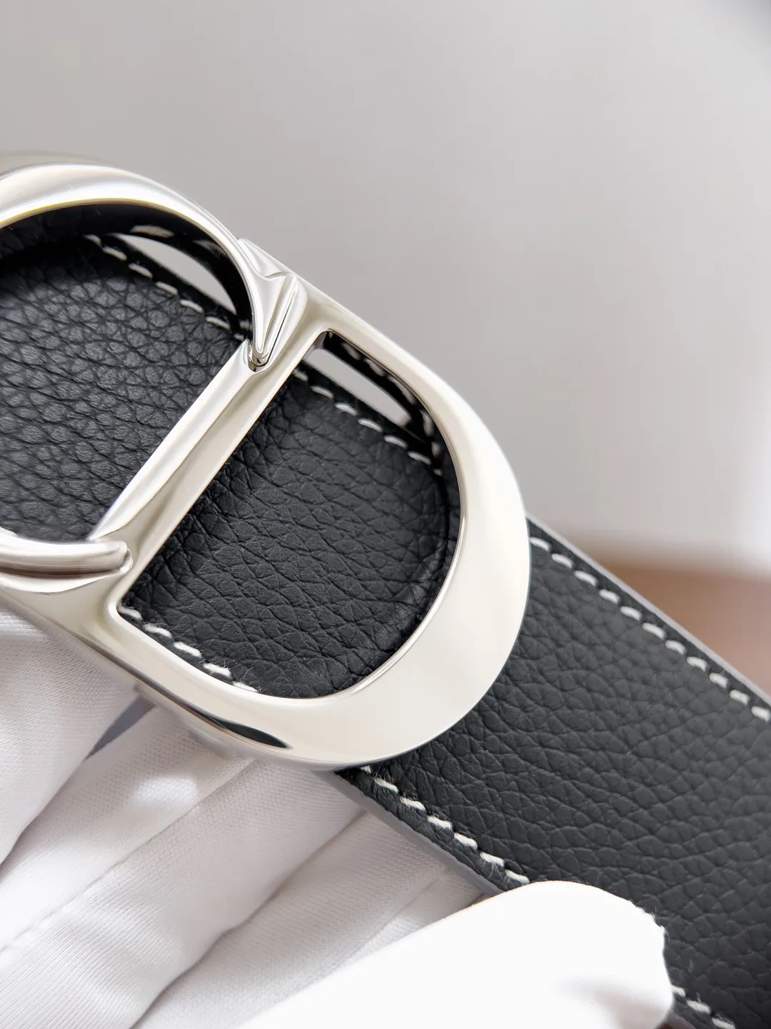 💰480💰Full package💰 💍Dior purchasing goods Width 3.5cm Material: double-grained calfskin, soft Q-elastic, fine workmanship, welcome to compare. Discount: Fully polished discount (the inner ring of the original order is not polished) Size: 100-125cm Packaging: Picture packaging