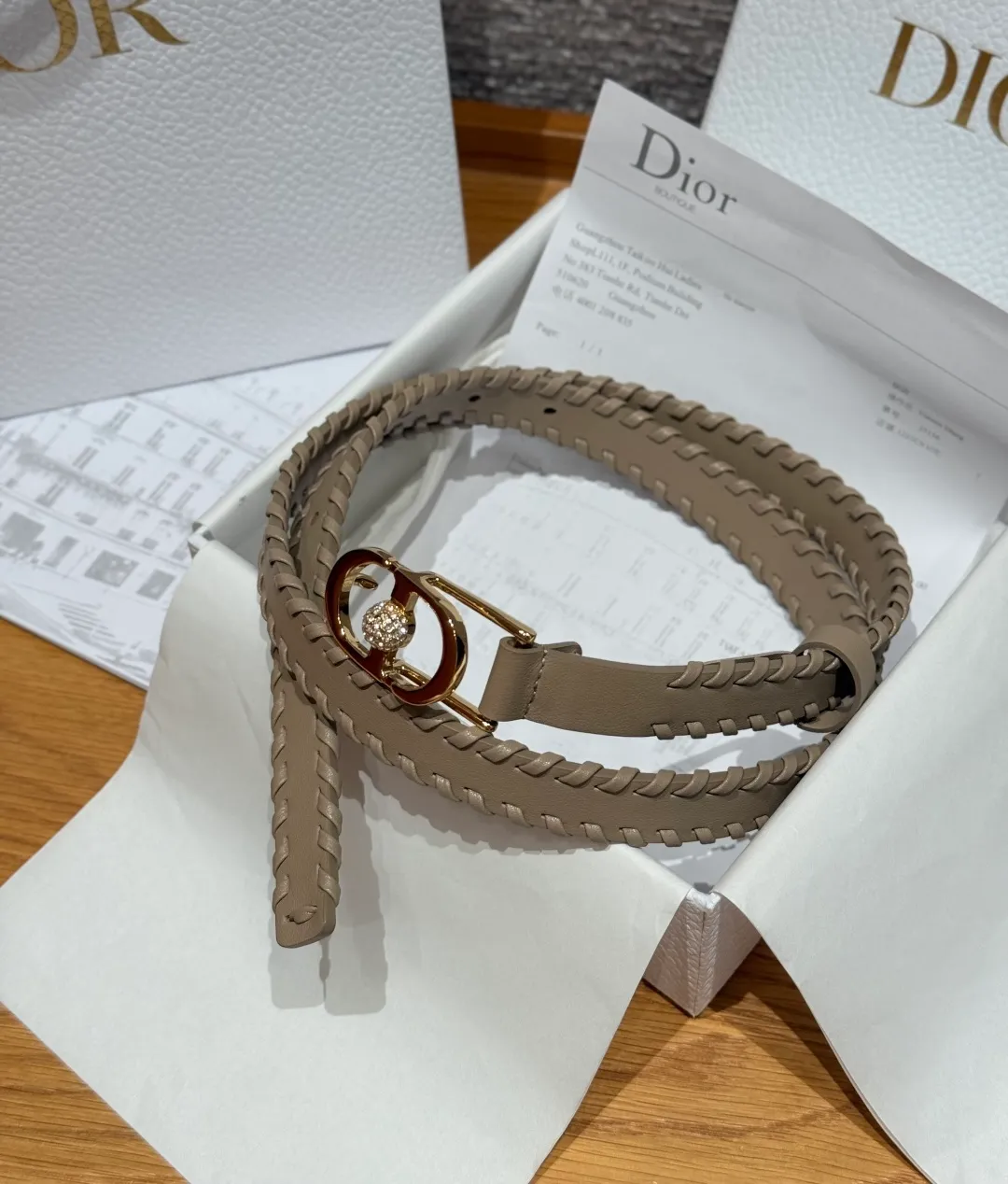 💰480💰Full package💰 💍Purchase level Dior -30 Montaigne Jolie belt This 30 Montaigne Jolie belt draws inspiration from the handbag of the same name👜 and is carefully made of smooth cow leather and other materials. It is decorated with a lustrous gold-finished metal belt buckle and is paired with pavé beads inlaid with silver-toned crystals. It can be paired with a classic suit jacket, dress or jeans, adding an elegant touch. Width 2.0cm