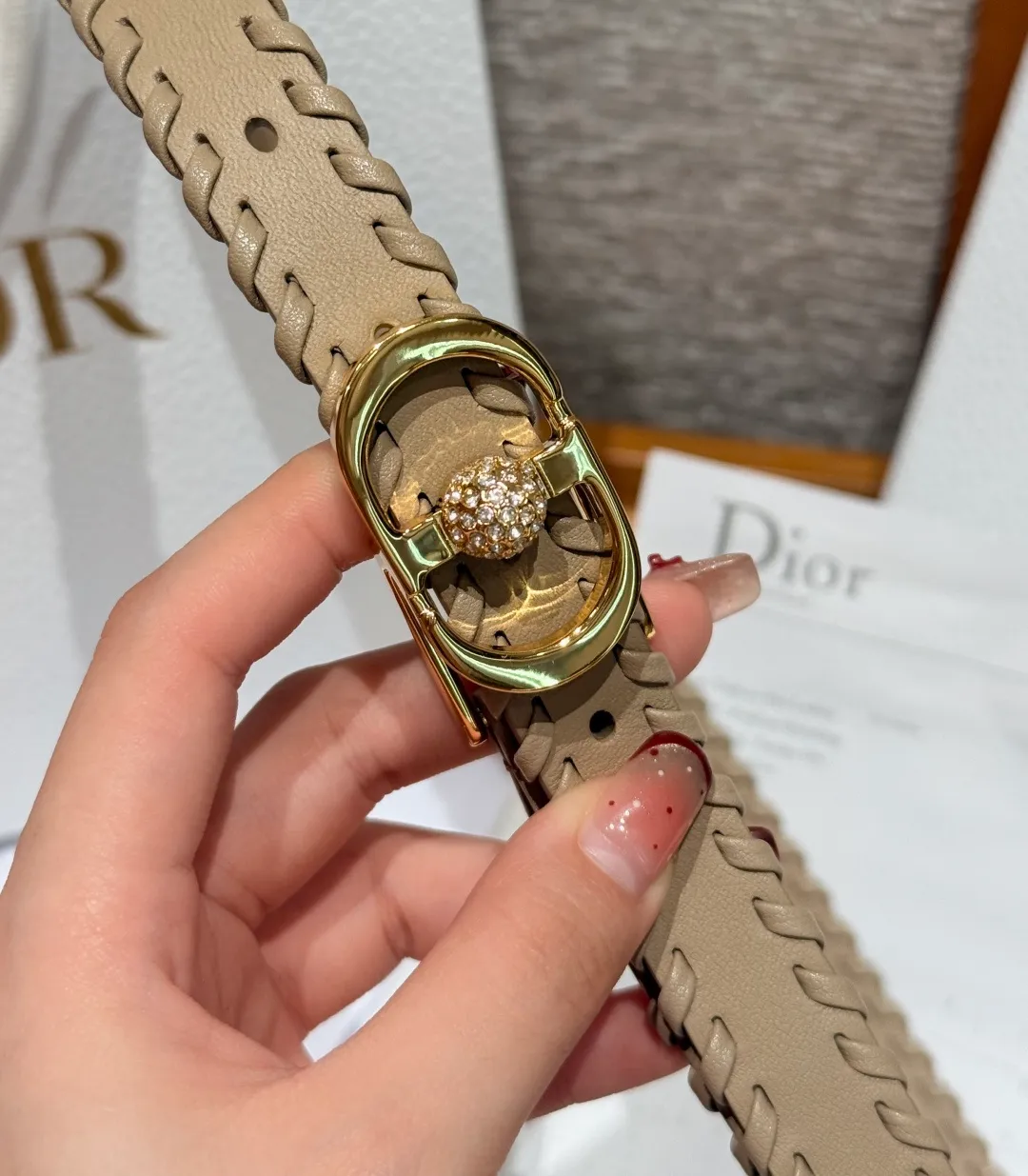 💰480💰Full package💰 💍Purchase level Dior -30 Montaigne Jolie belt This 30 Montaigne Jolie belt draws inspiration from the handbag of the same name👜 and is carefully made of smooth cow leather and other materials. It is decorated with a lustrous gold-finished metal belt buckle and is paired with pavé beads inlaid with silver-toned crystals. It can be paired with a classic suit jacket, dress or jeans, adding an elegant touch. Width 2.0cm