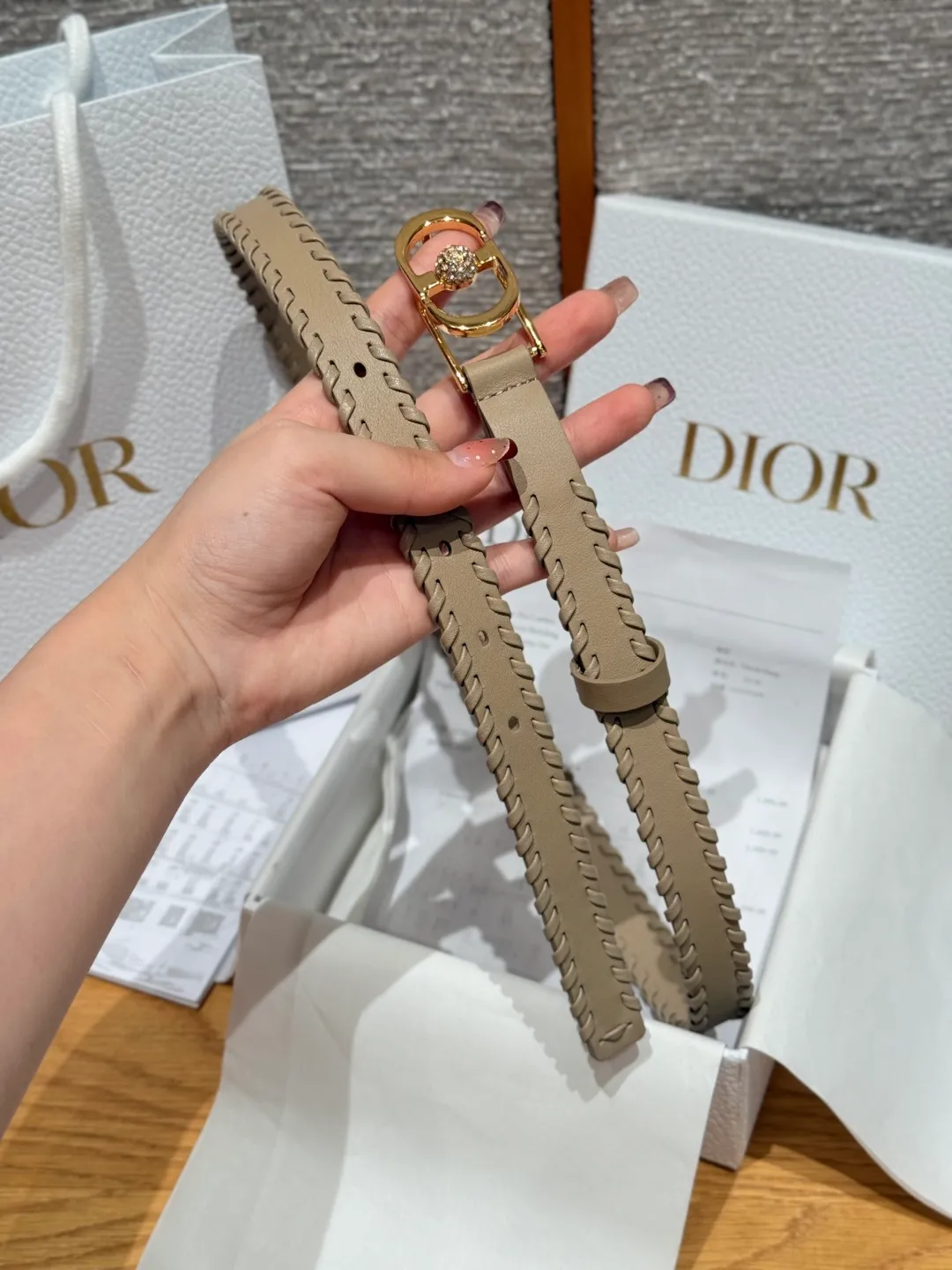 💰480💰Full package💰 💍Purchase level Dior -30 Montaigne Jolie belt This 30 Montaigne Jolie belt draws inspiration from the handbag of the same name👜 and is carefully made of smooth cow leather and other materials. It is decorated with a lustrous gold-finished metal belt buckle and is paired with pavé beads inlaid with silver-toned crystals. It can be paired with a classic suit jacket, dress or jeans, adding an elegant touch. Width 2.0cm
