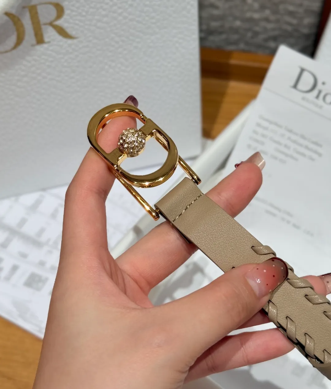 💰480💰Full package💰 💍Purchase level Dior -30 Montaigne Jolie belt This 30 Montaigne Jolie belt draws inspiration from the handbag of the same name👜 and is carefully made of smooth cow leather and other materials. It is decorated with a lustrous gold-finished metal belt buckle and is paired with pavé beads inlaid with silver-toned crystals. It can be paired with a classic suit jacket, dress or jeans, adding an elegant touch. Width 2.0cm