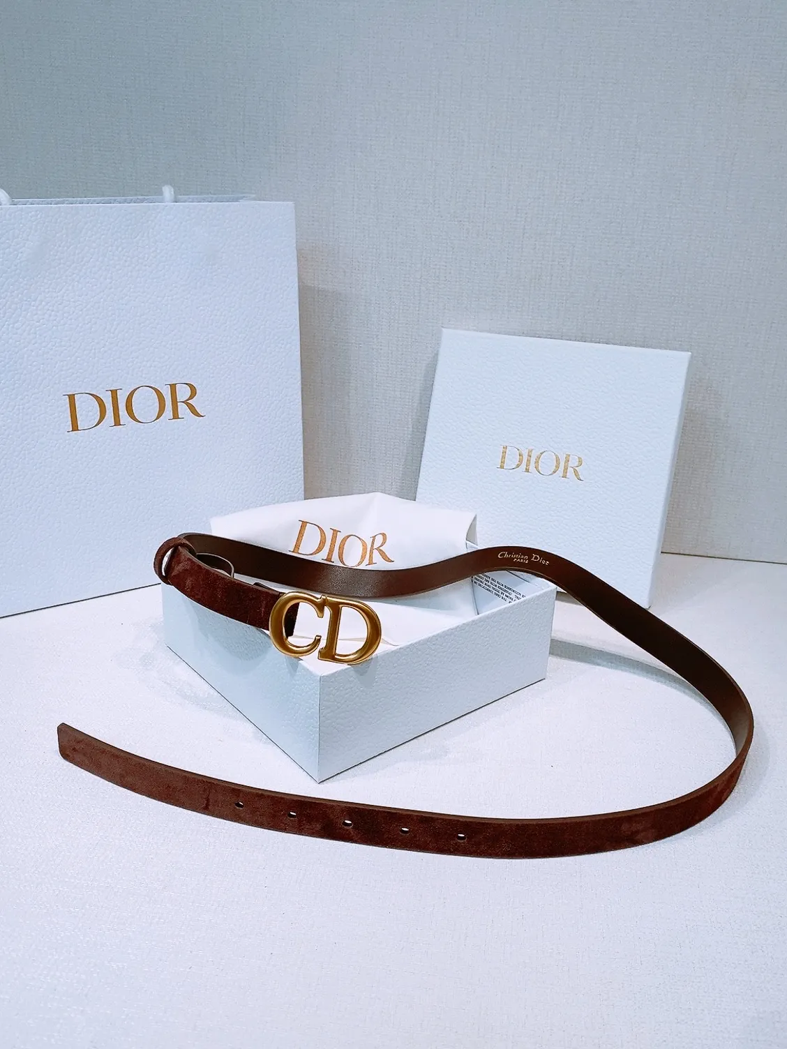 💰420💰Full package💰 💍Purchase grade Dior Ceinture Saddle Cuir de veau suédé couleur Light Gold, 20 mm This model with aged gold metal CD buckle is revisited in a light gold suede calfskin version for a casual and modern look. Her silhouette will upgrade a skirt, pants or dress. Saddle CD buckle Signature Christian Dior Paris Classic CD Made in Italy Width: 2.0cm
