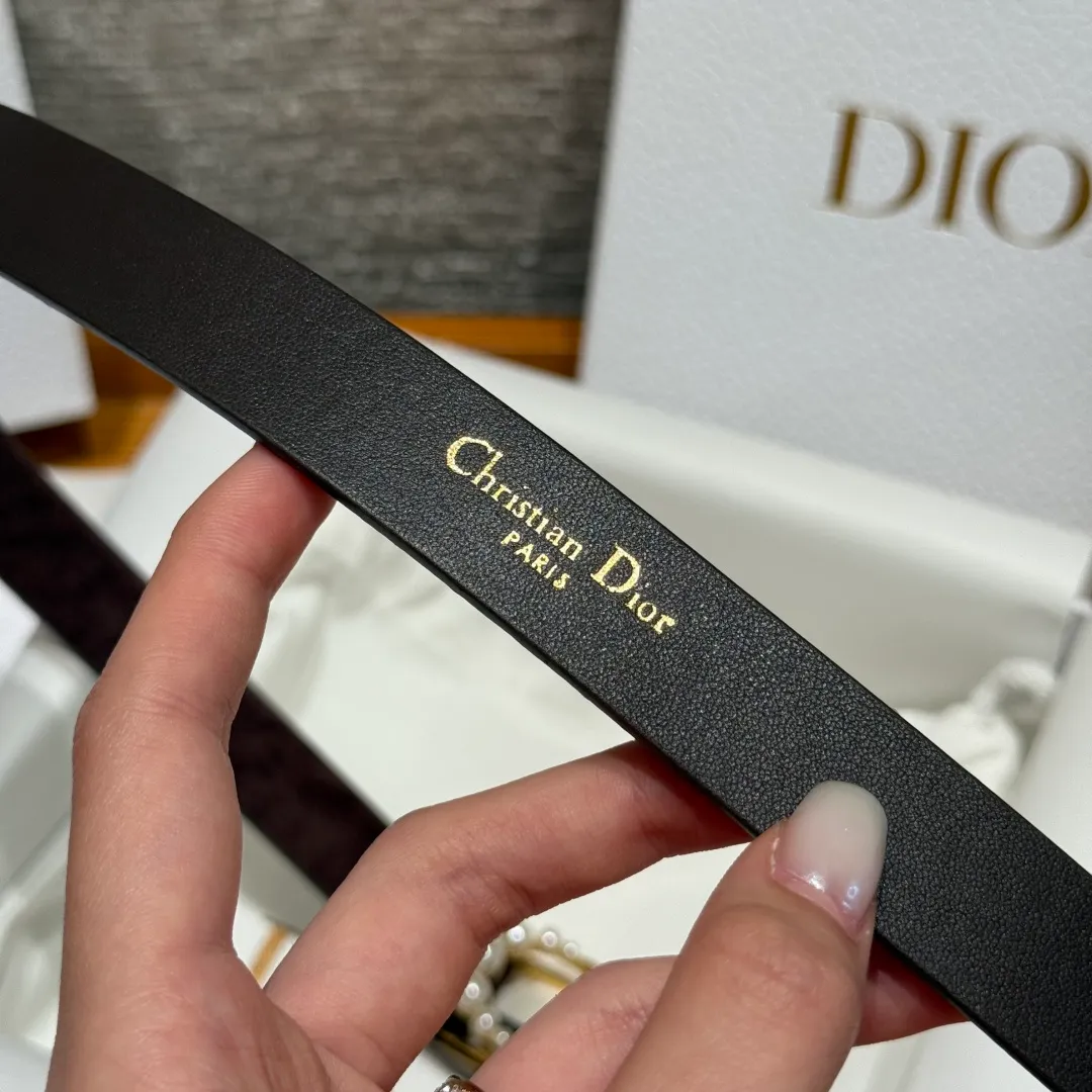 💰460💰Full package💰 💍Purchase level Dior⚡️🌹New women’s belt The new belt is designed with suede leather on the front and smooth cow leather on the back. The classic CD belt buckle is presented in a shiny gold-finish metal version⚡️🌹The letter C is inlaid with white resin beads of different sizes, highlighting the brand's exquisite craftsmanship. The style is fashionable and elegant and can be paired with jeans, skirts or dresses⚡️🌹Width 2.0cm