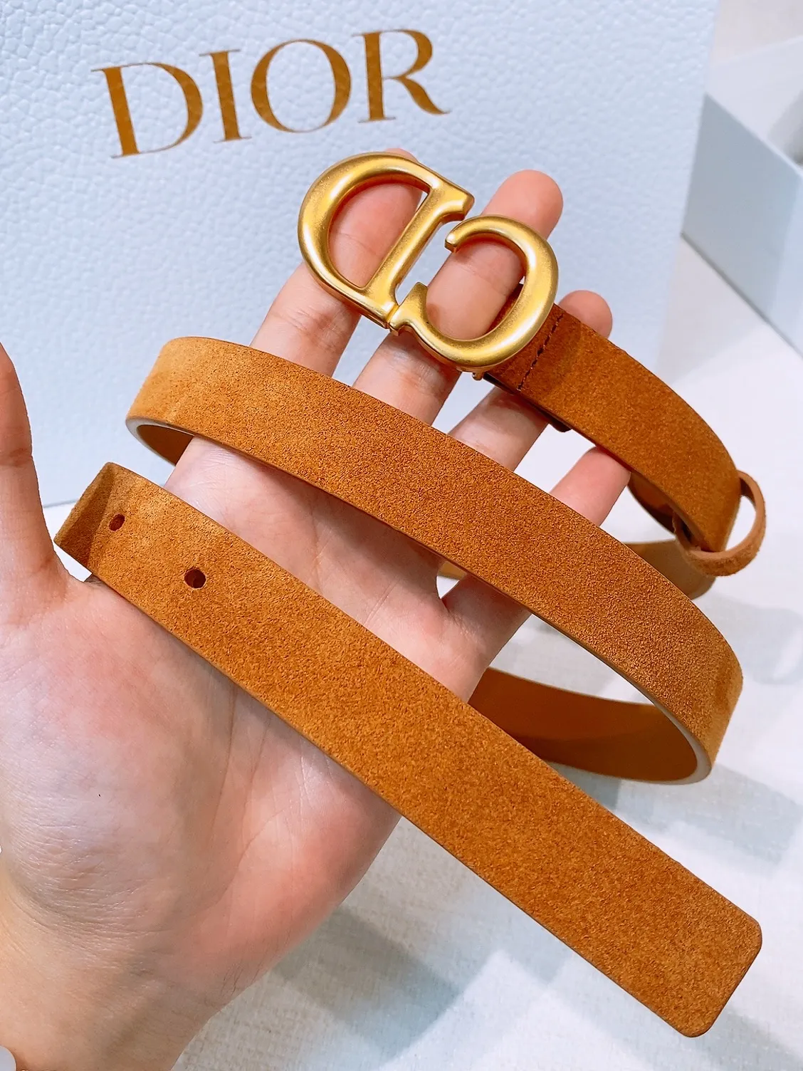 💰420💰Full package💰 💍Purchase grade Dior Ceinture Saddle Cuir de veau suédé couleur Light Gold, 20 mm This model with aged gold metal CD buckle is revisited in a light gold suede calfskin version for a casual and modern look. Her silhouette will upgrade a skirt, pants or dress. Saddle CD buckle Signature Christian Dior Paris Classic CD Made in Italy Width: 2.0cm