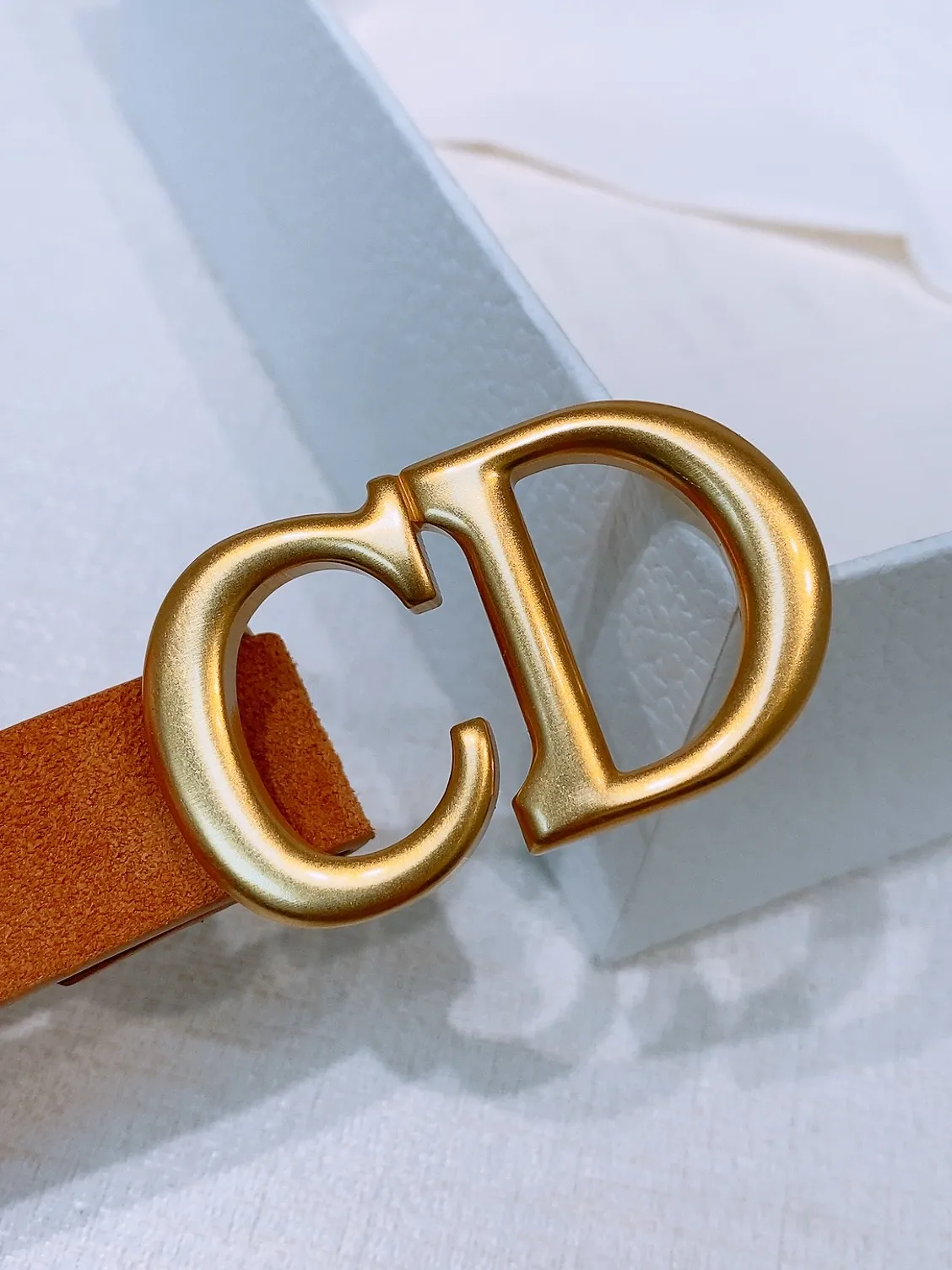 💰420💰Full package💰 💍Purchase grade Dior Ceinture Saddle Cuir de veau suédé couleur Light Gold, 20 mm This model with aged gold metal CD buckle is revisited in a light gold suede calfskin version for a casual and modern look. Her silhouette will upgrade a skirt, pants or dress. Saddle CD buckle Signature Christian Dior Paris Classic CD Made in Italy Width: 2.0cm
