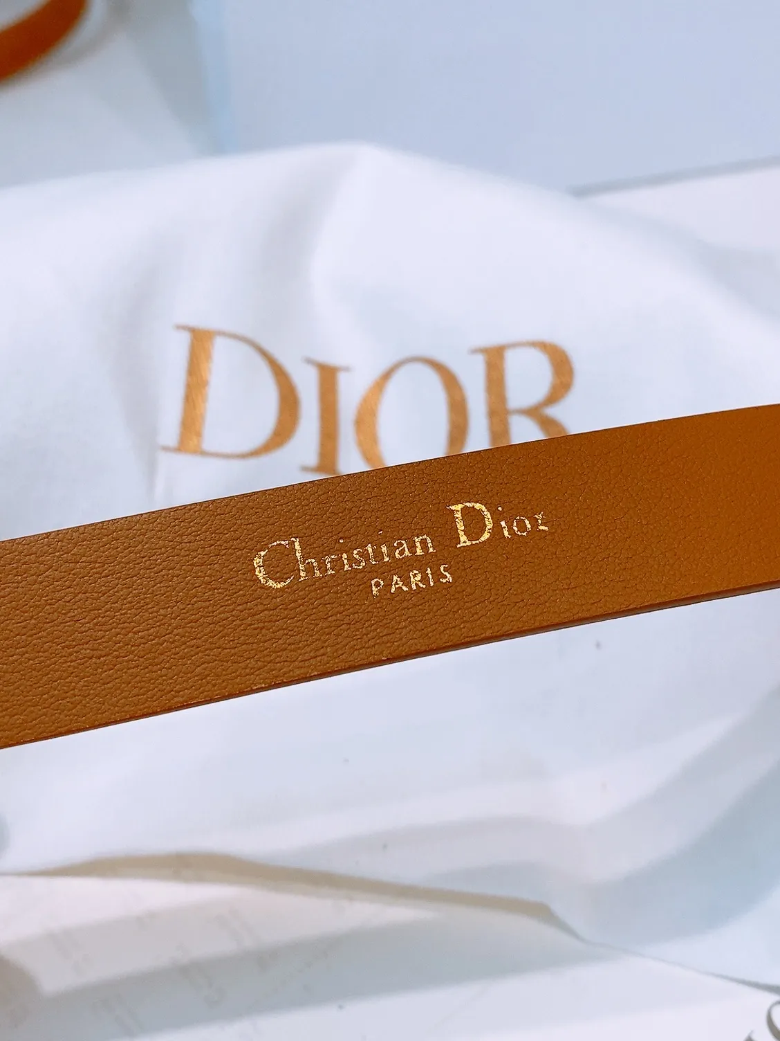 💰420💰Full package💰 💍Purchase grade Dior Ceinture Saddle Cuir de veau suédé couleur Light Gold, 20 mm This model with aged gold metal CD buckle is revisited in a light gold suede calfskin version for a casual and modern look. Her silhouette will upgrade a skirt, pants or dress. Saddle CD buckle Signature Christian Dior Paris Classic CD Made in Italy Width: 2.0cm